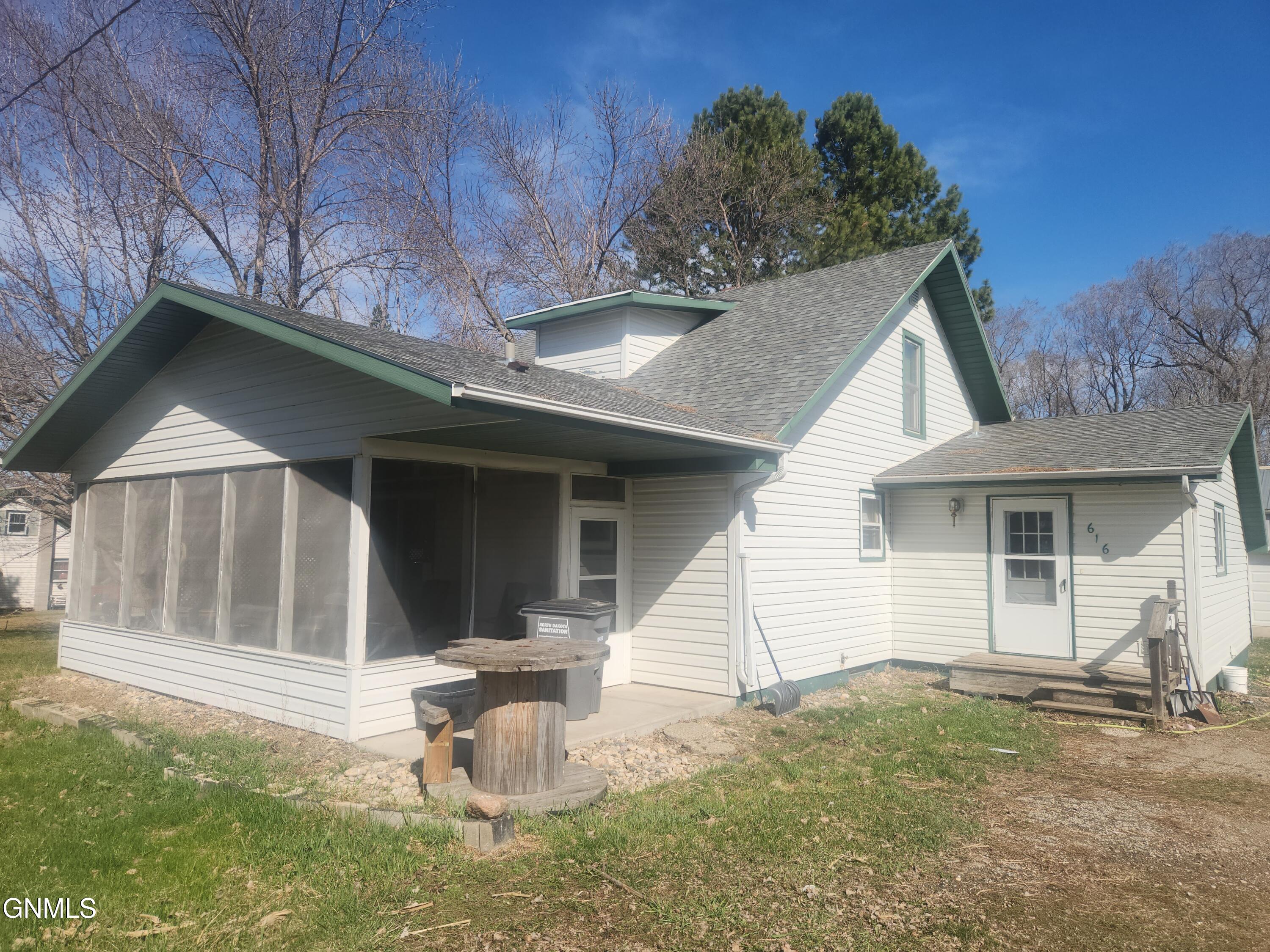 616 1st Avenue NE, Streeter, ND 58483