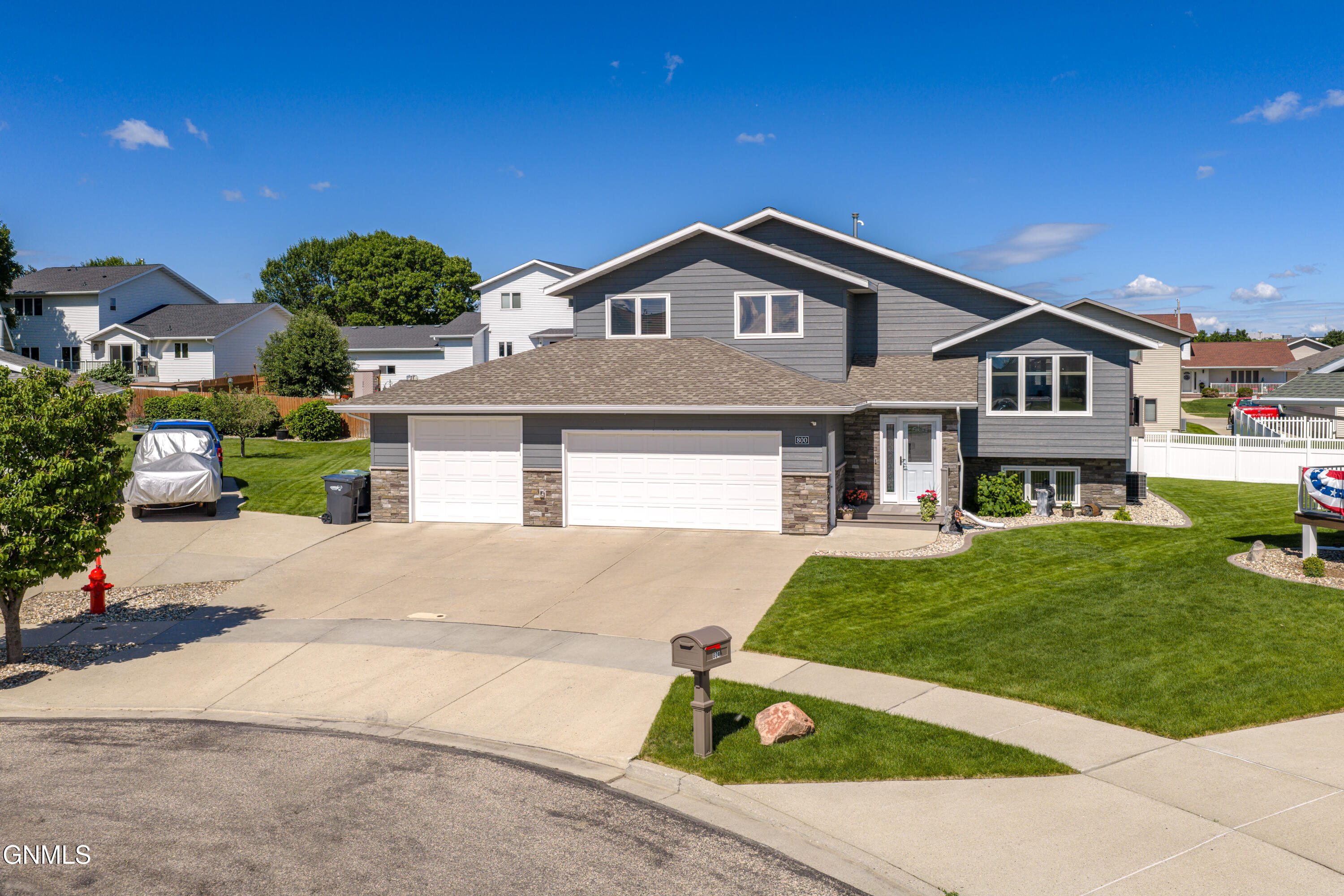 800 Dianes Court NE, Mandan, ND 58554