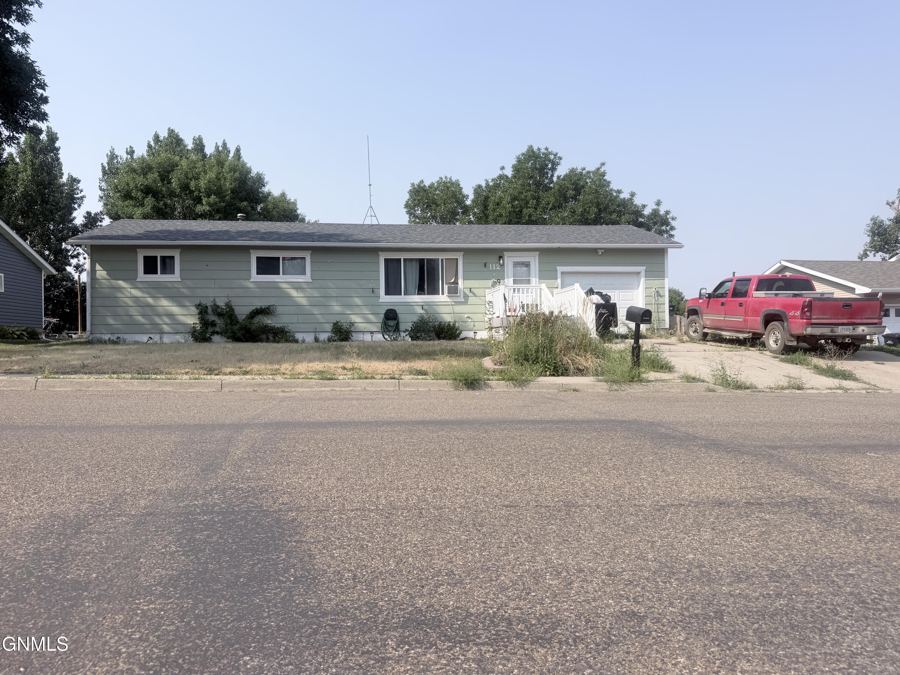 112 6th Avenue NW, Watford City, ND 58854