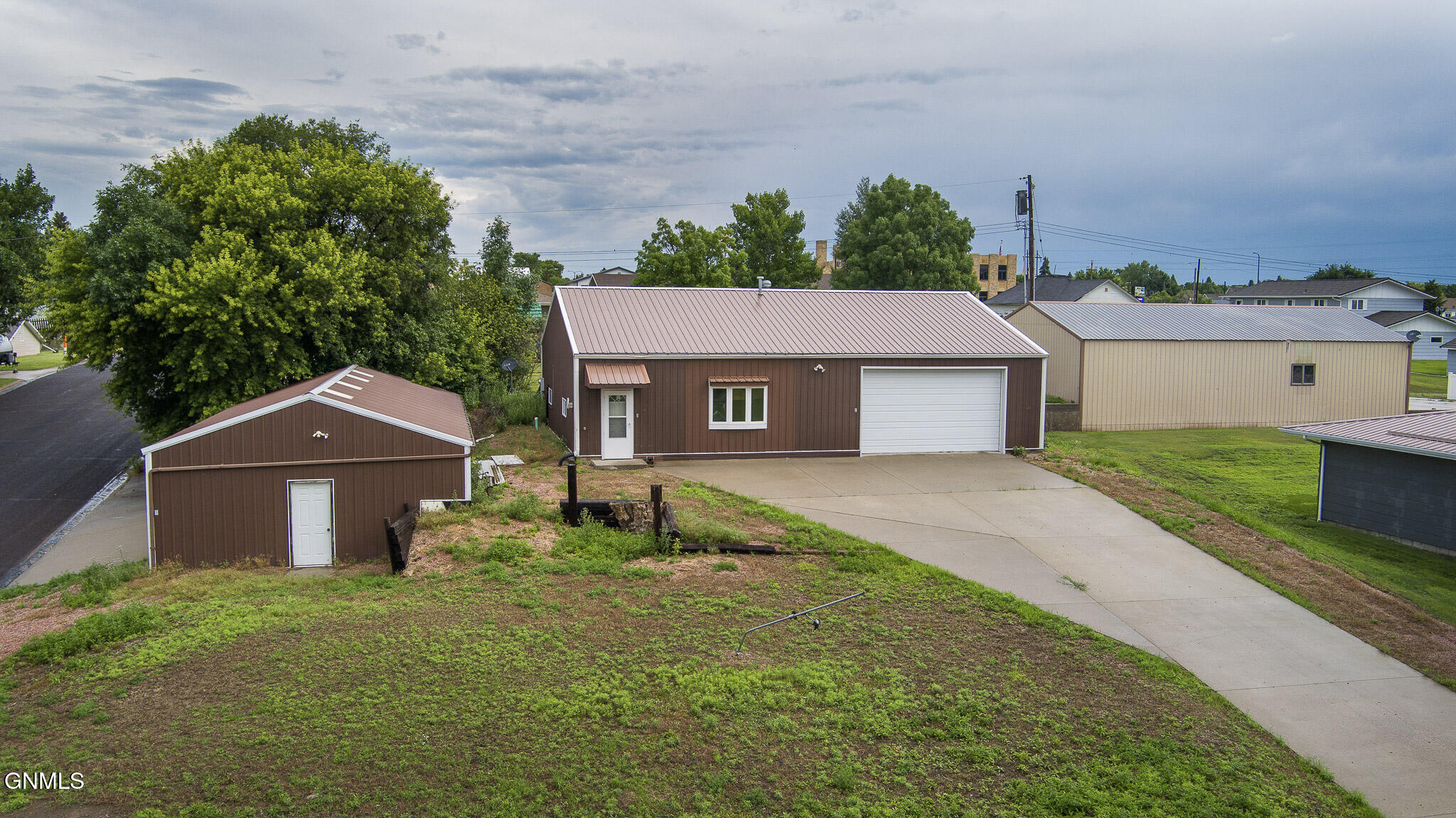 412 Sampson Avenue W, Linton, ND 58552