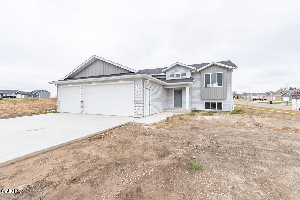 4021 Amari Loop NW, Mandan, ND 58554