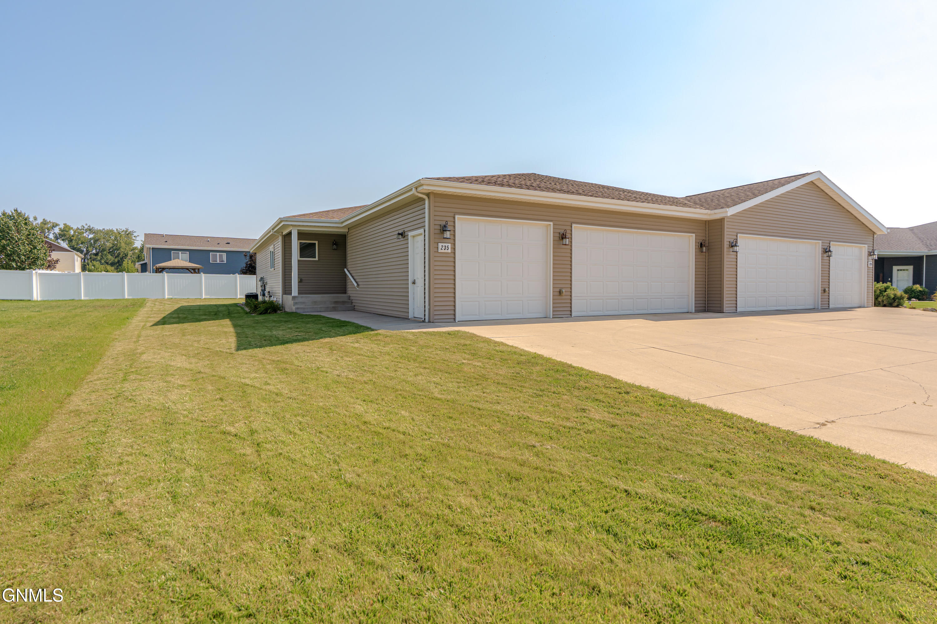 235 Irvine Loop, Bismarck, ND 58504
