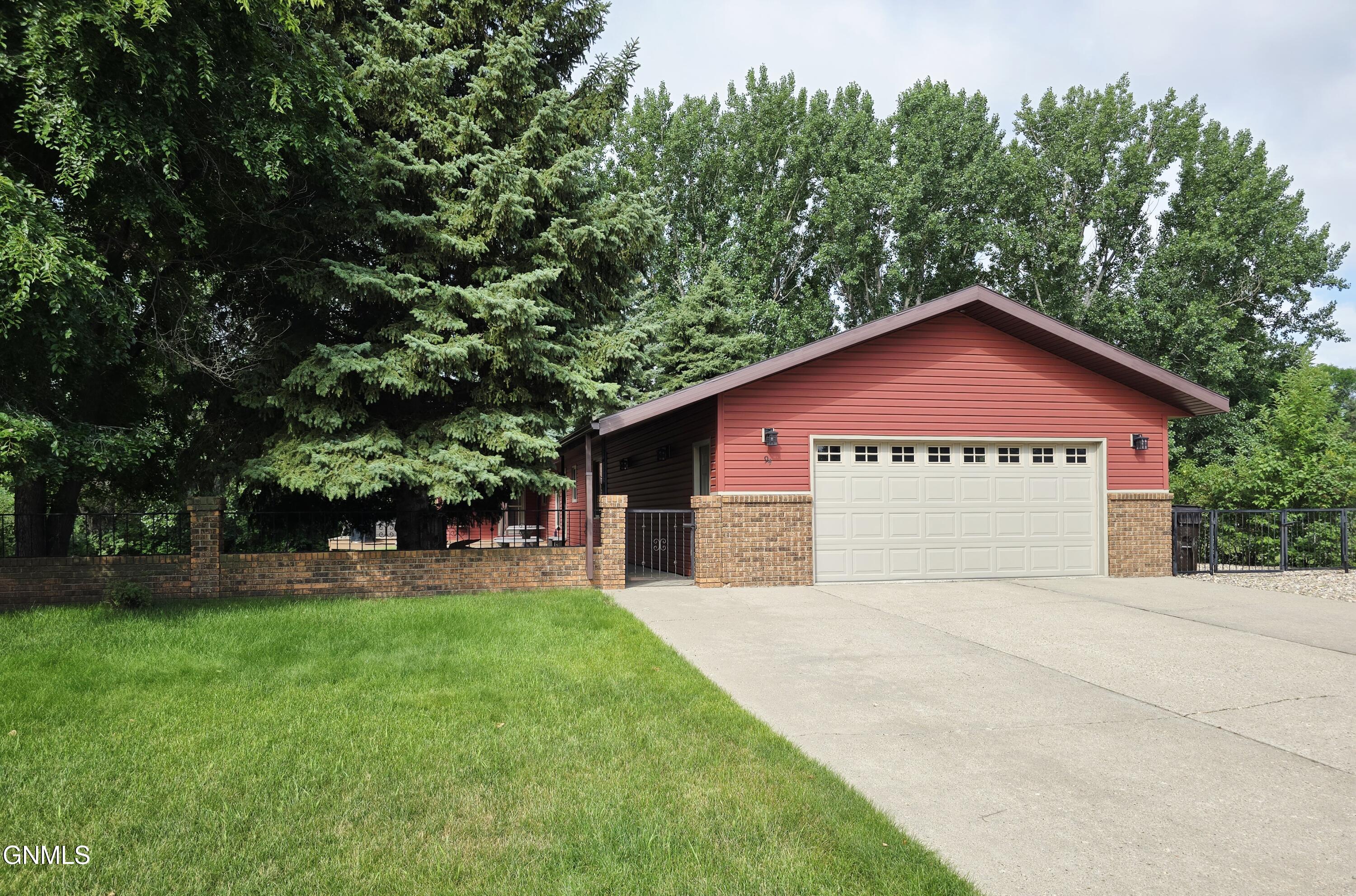 94 Country Club Drive, Bismarck, ND 58501
