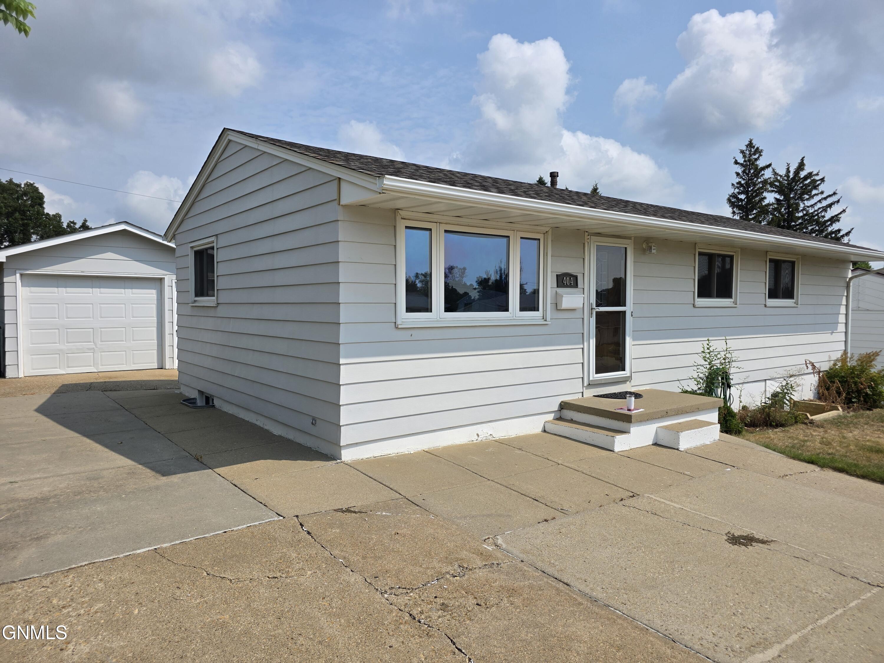 404 12th Street NW, Mandan, ND 58554