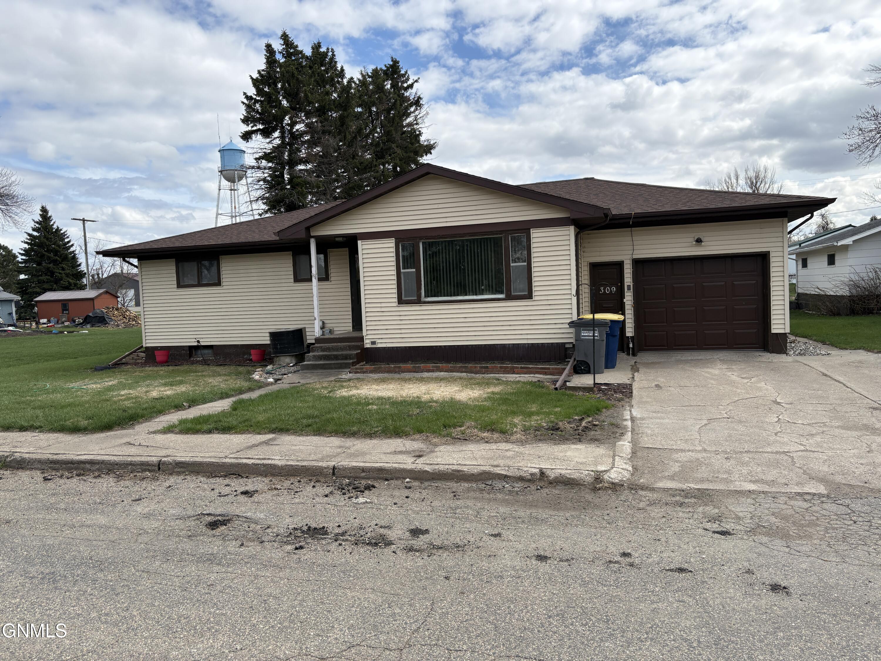 309 7th Avenue N, Edgeley, ND 58433