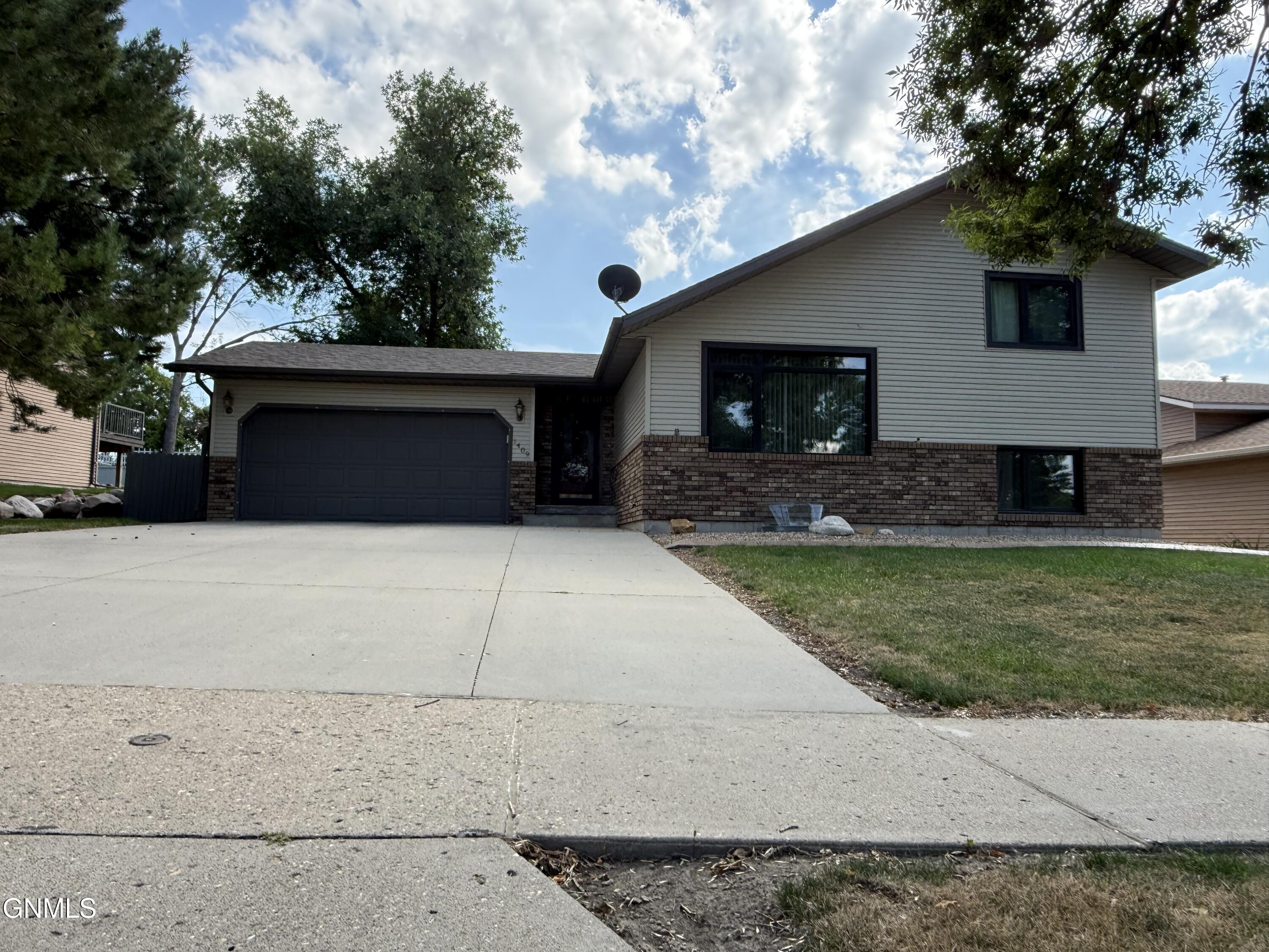 1409 Canyon Drive, Bismarck, ND 58503