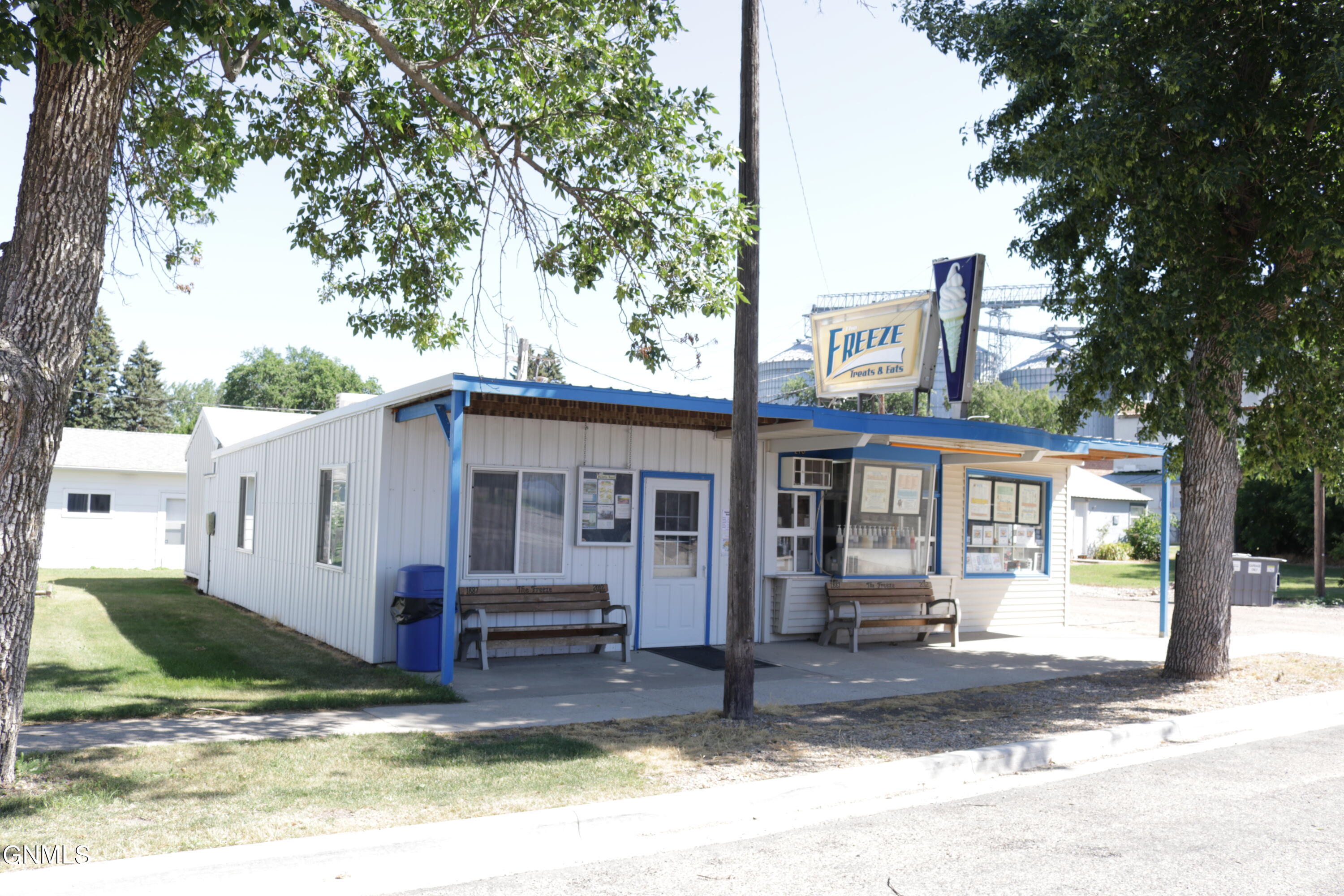 210 6th Avenue N, Edgeley, ND 58433