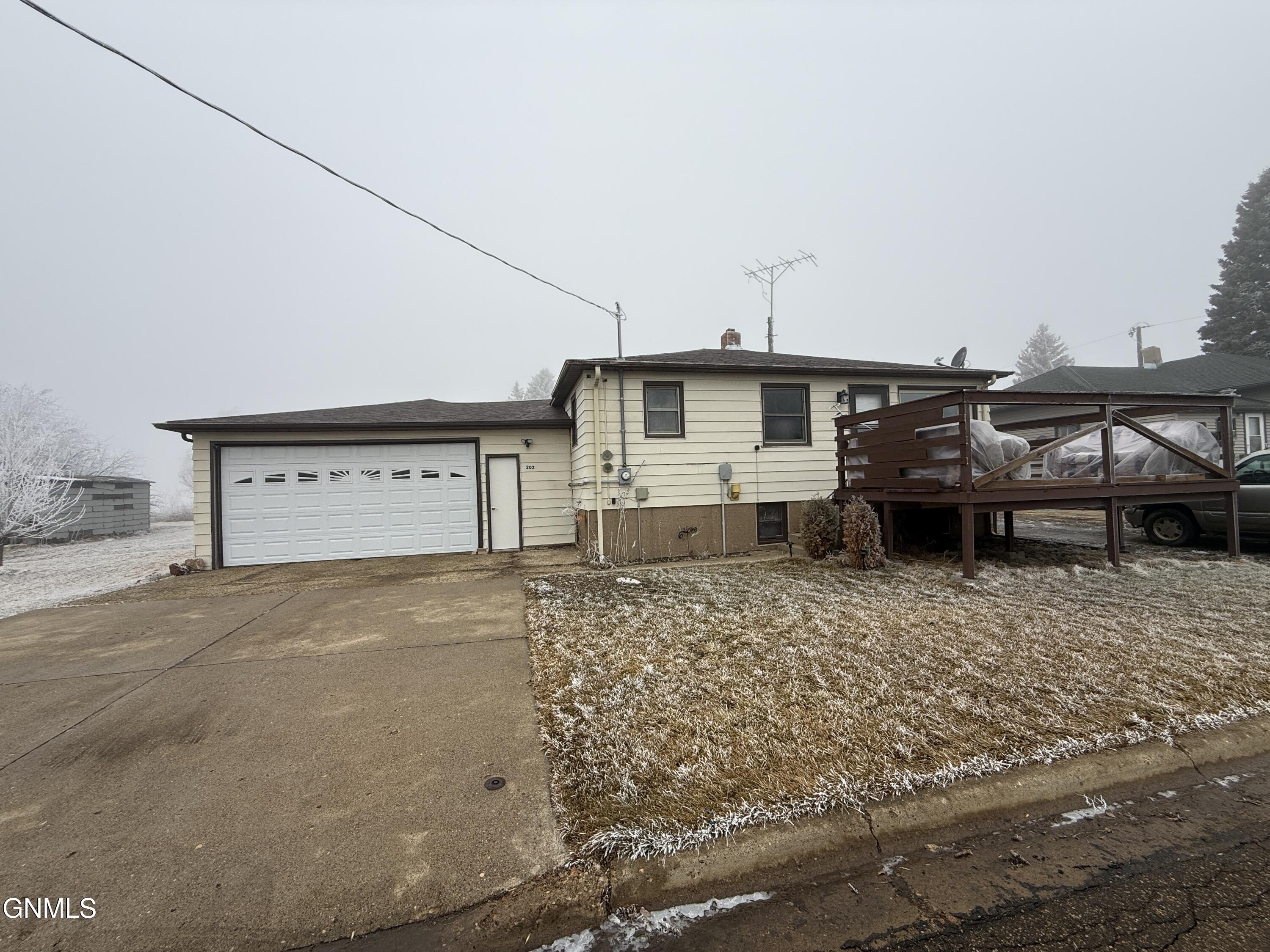 202 Montana Street S, Elgin, ND 58533