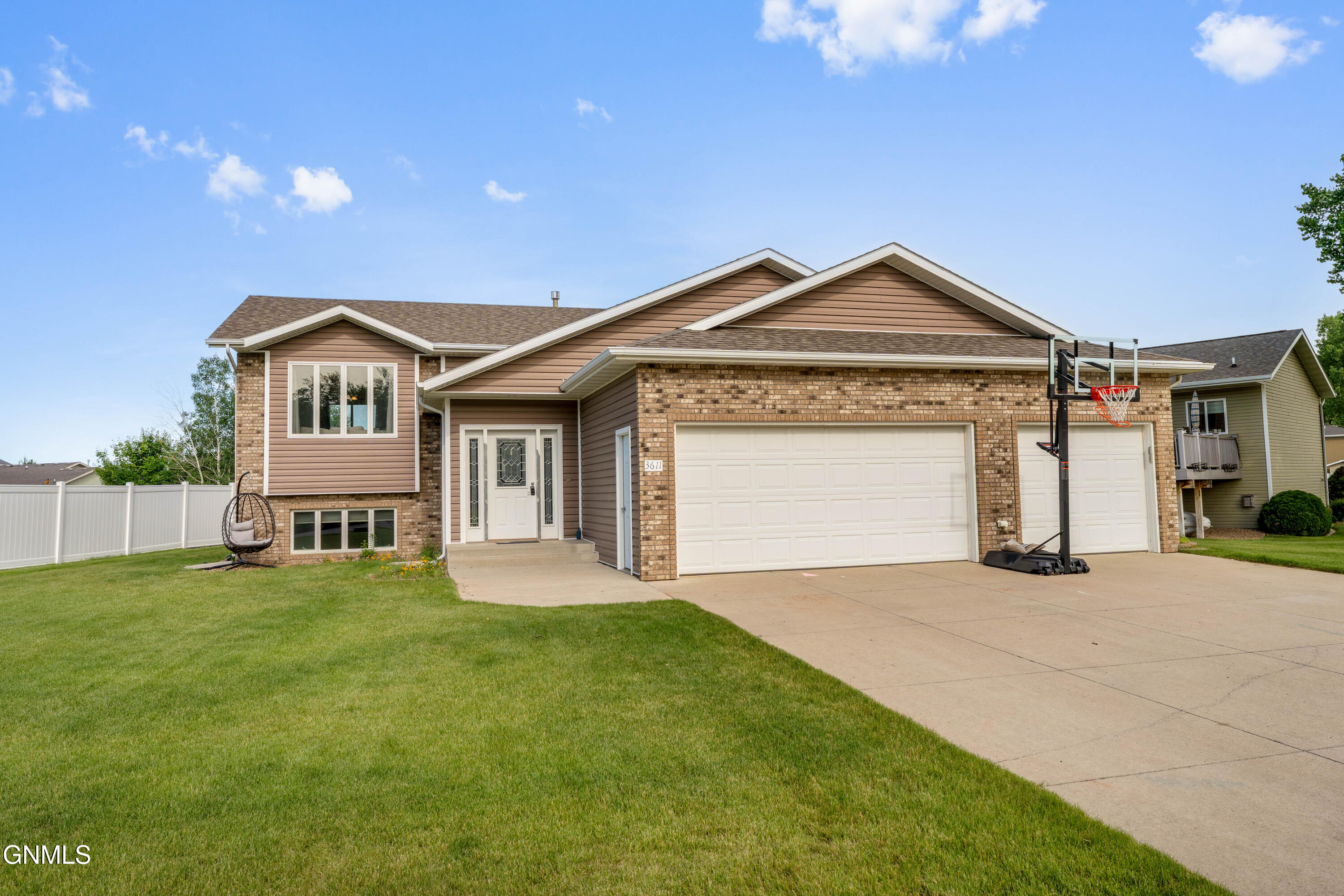 3611 Woodbend Drive SE, Mandan, ND 58554
