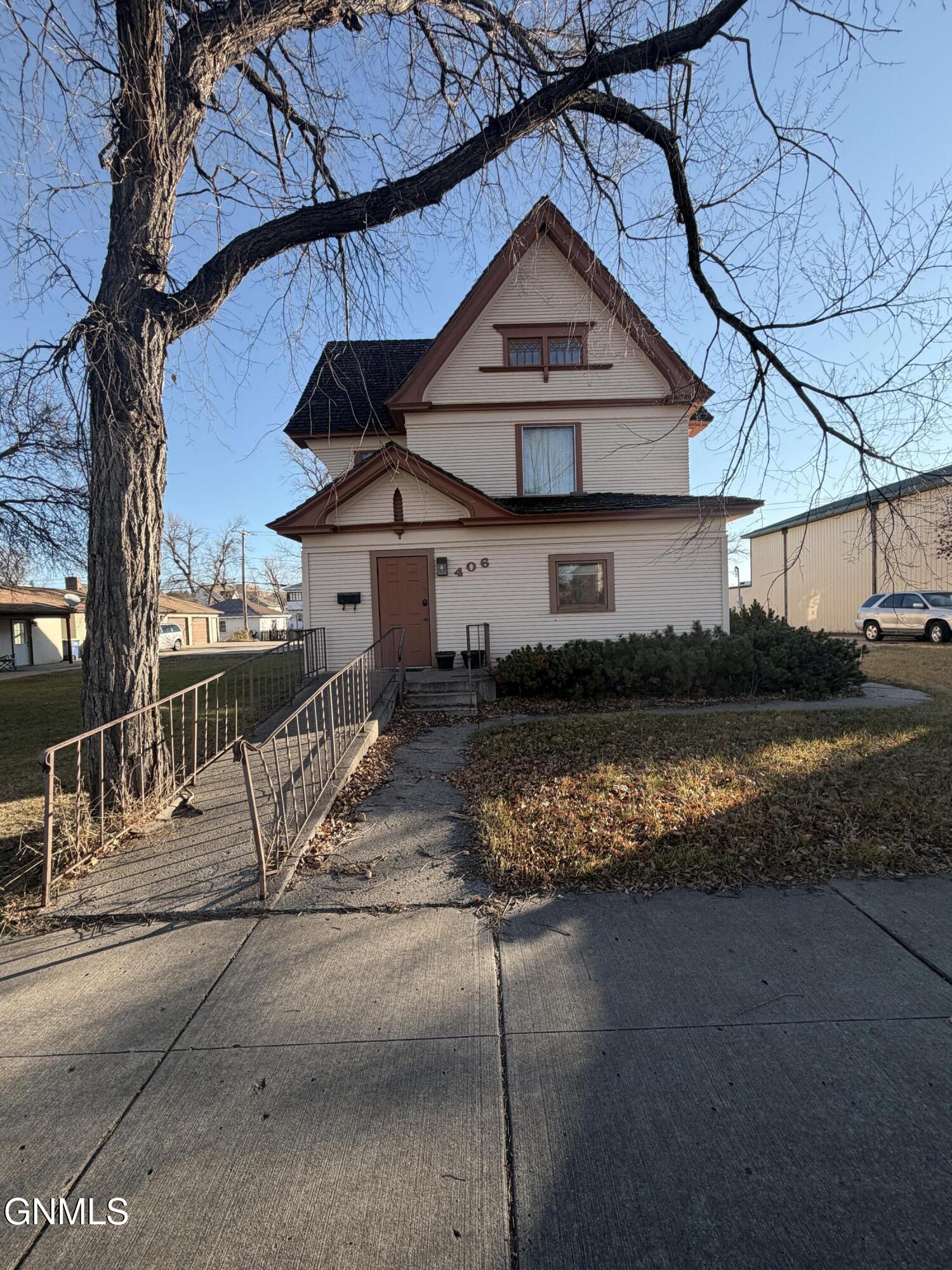 406 1st Avenue N, Jamestown, ND 58401