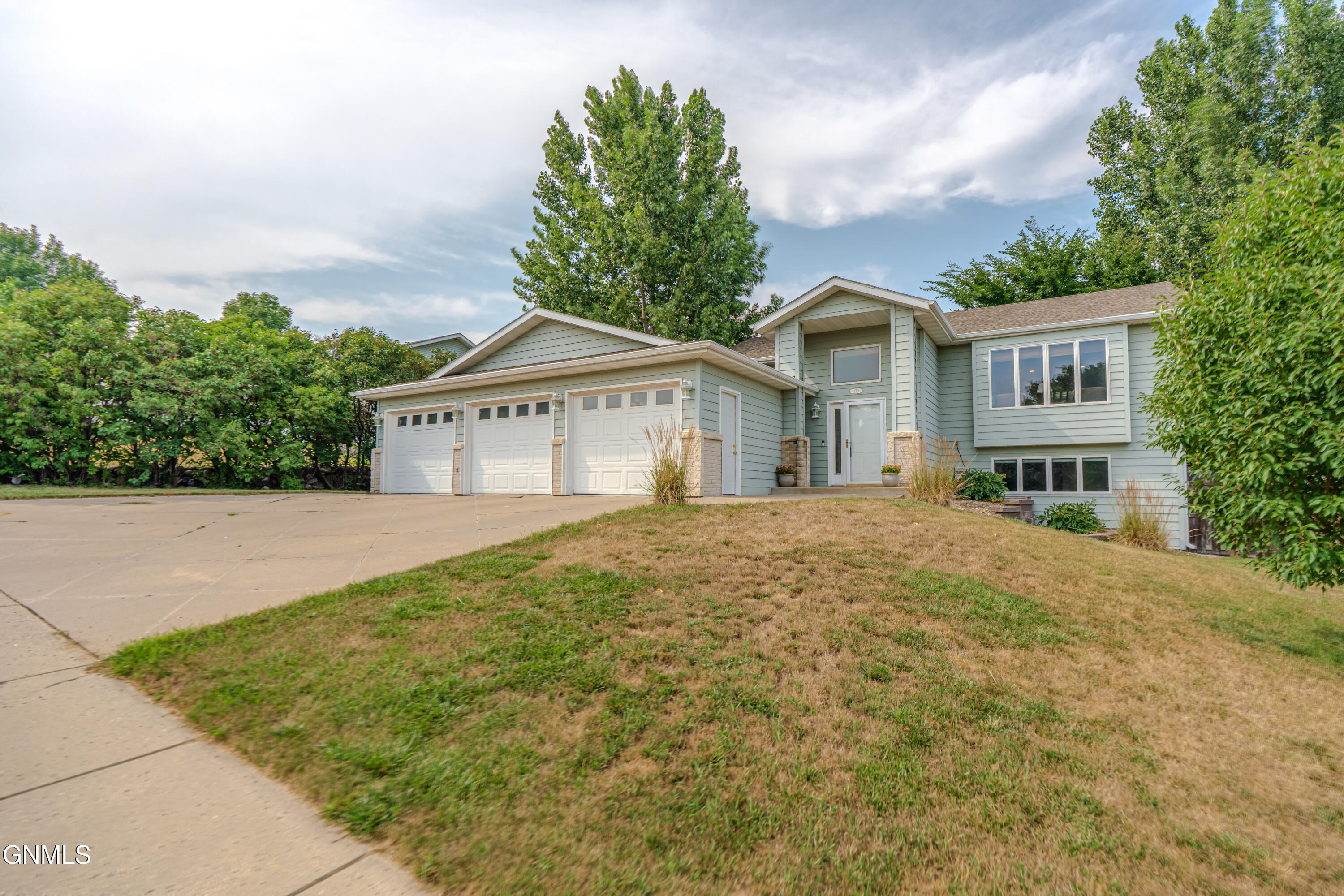 910 Mahone Avenue, Bismarck, ND 58503