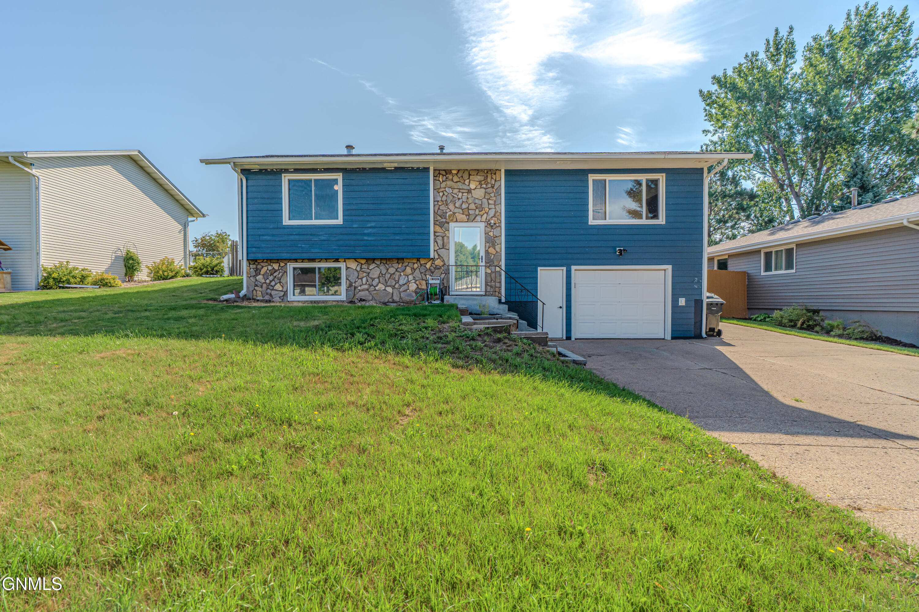 810 3rd Avenue NE, Mandan, ND 58554