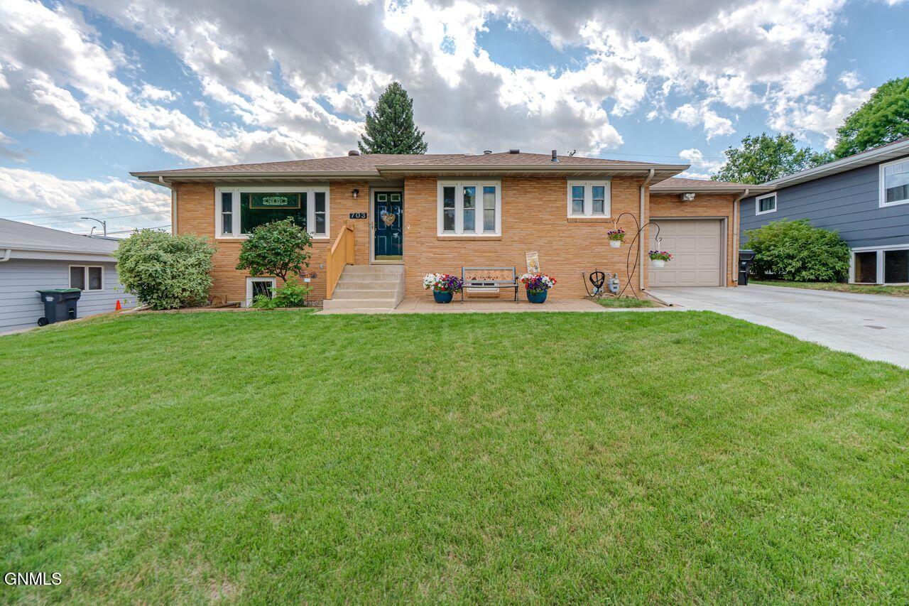 703 12th Avenue NW, Mandan, ND 58554