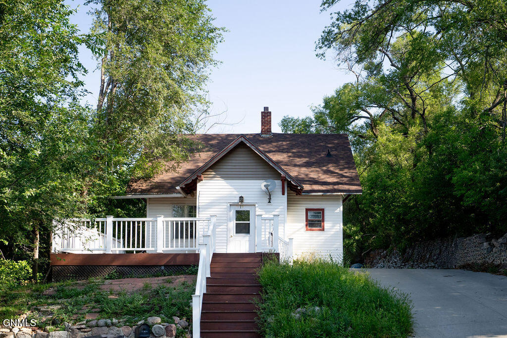 319 7th Street NE, Jamestown, ND 58401