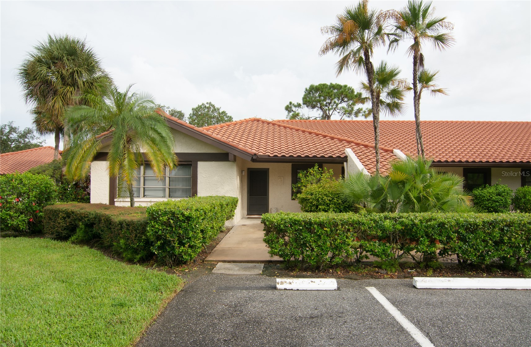 5635 GOLF POINTE DRIVE 101