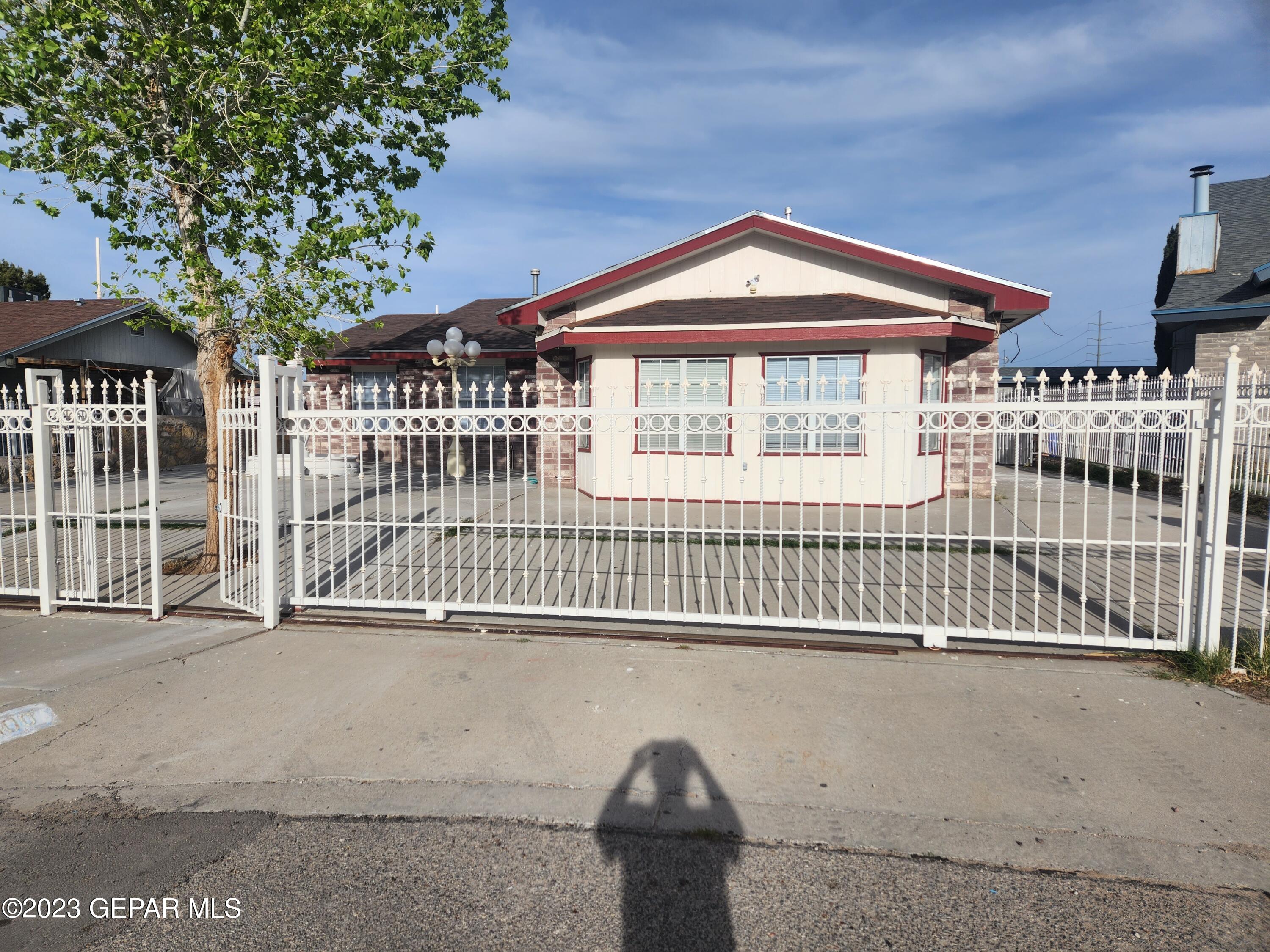100 LAGO GRANDE Drive, Horizon City, TX 79928