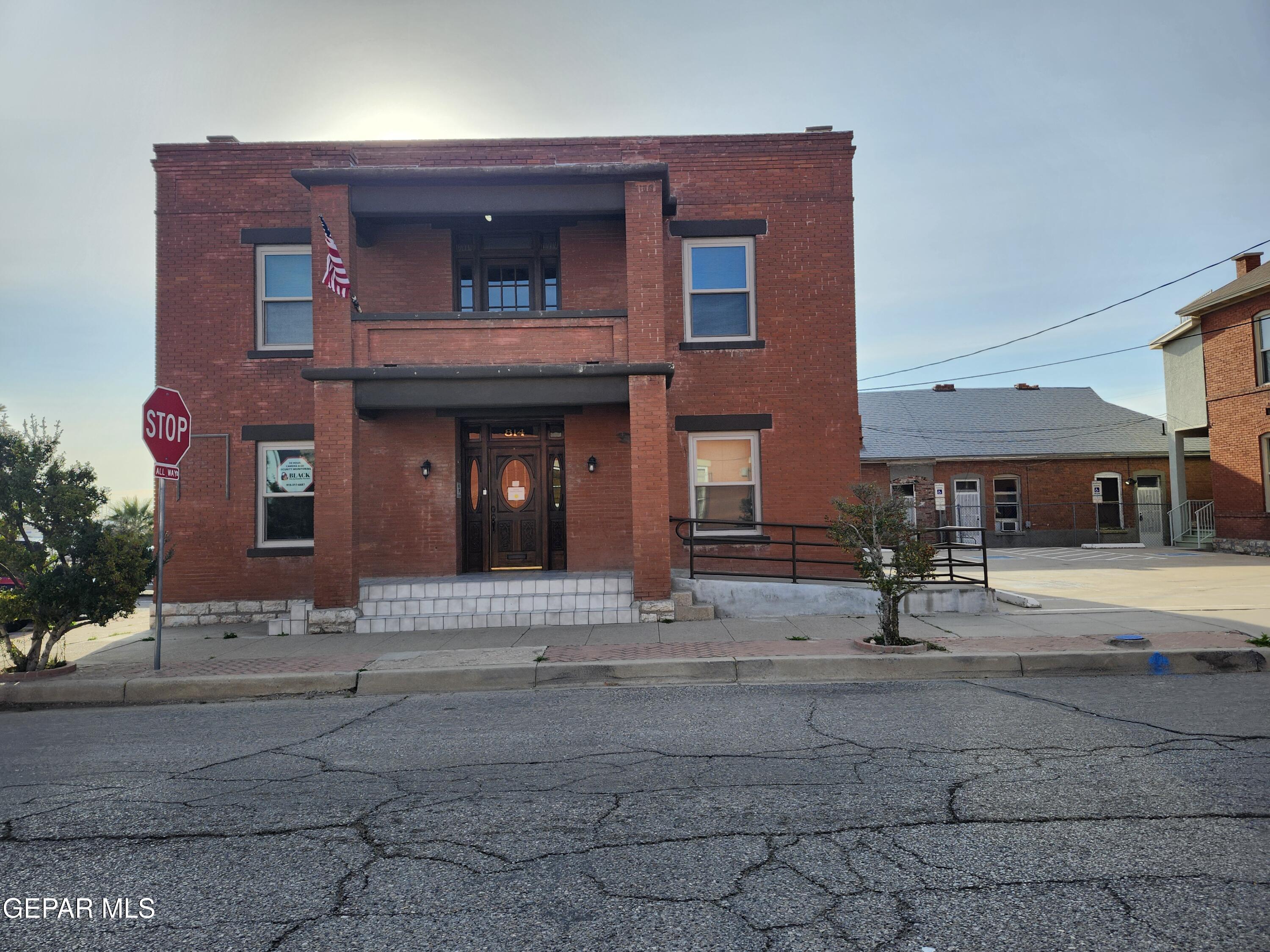 814 Wyoming, El Paso, TX 79902