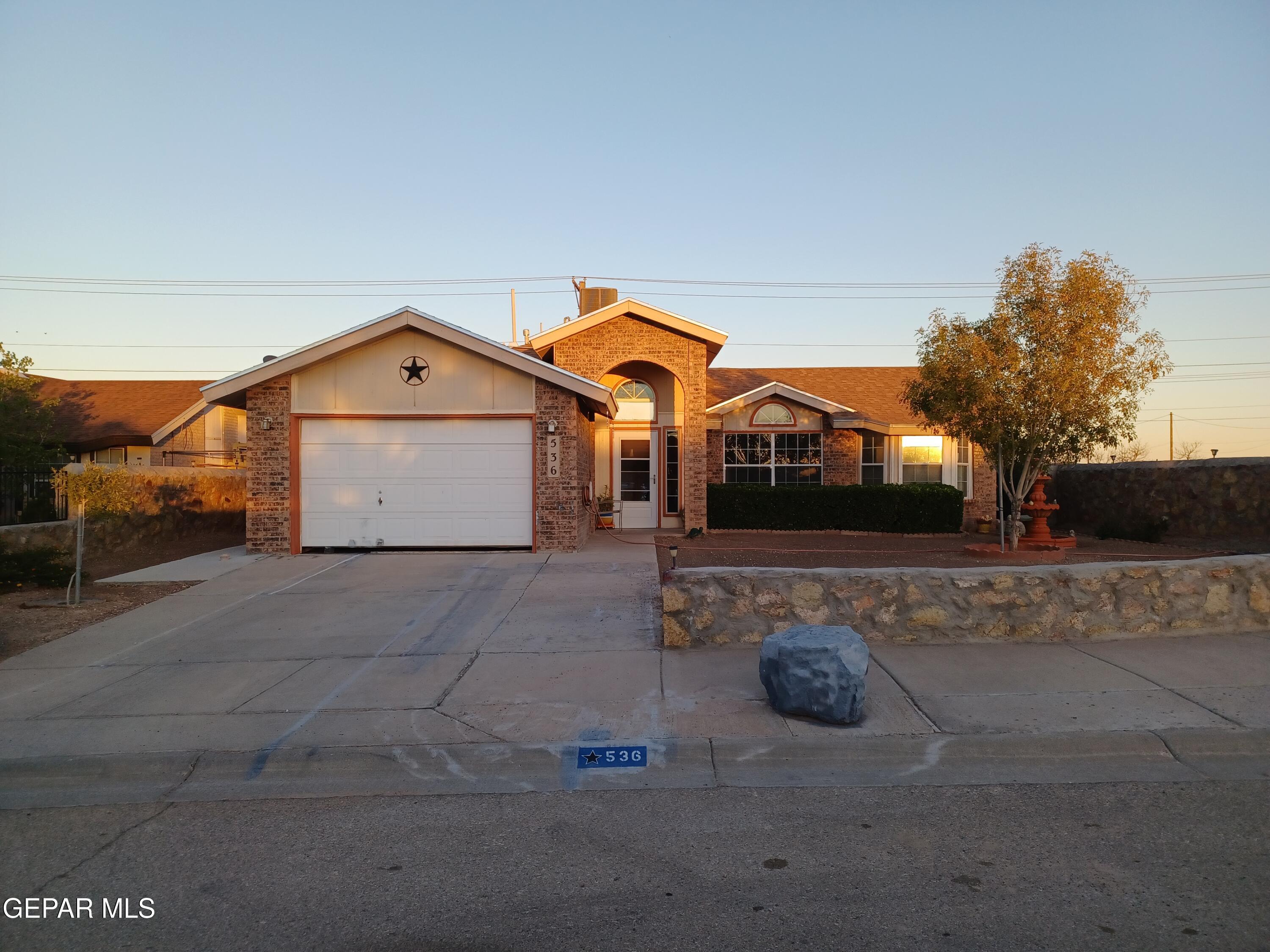 536 THAYER PEASE Avenue, Horizon City, TX 79928