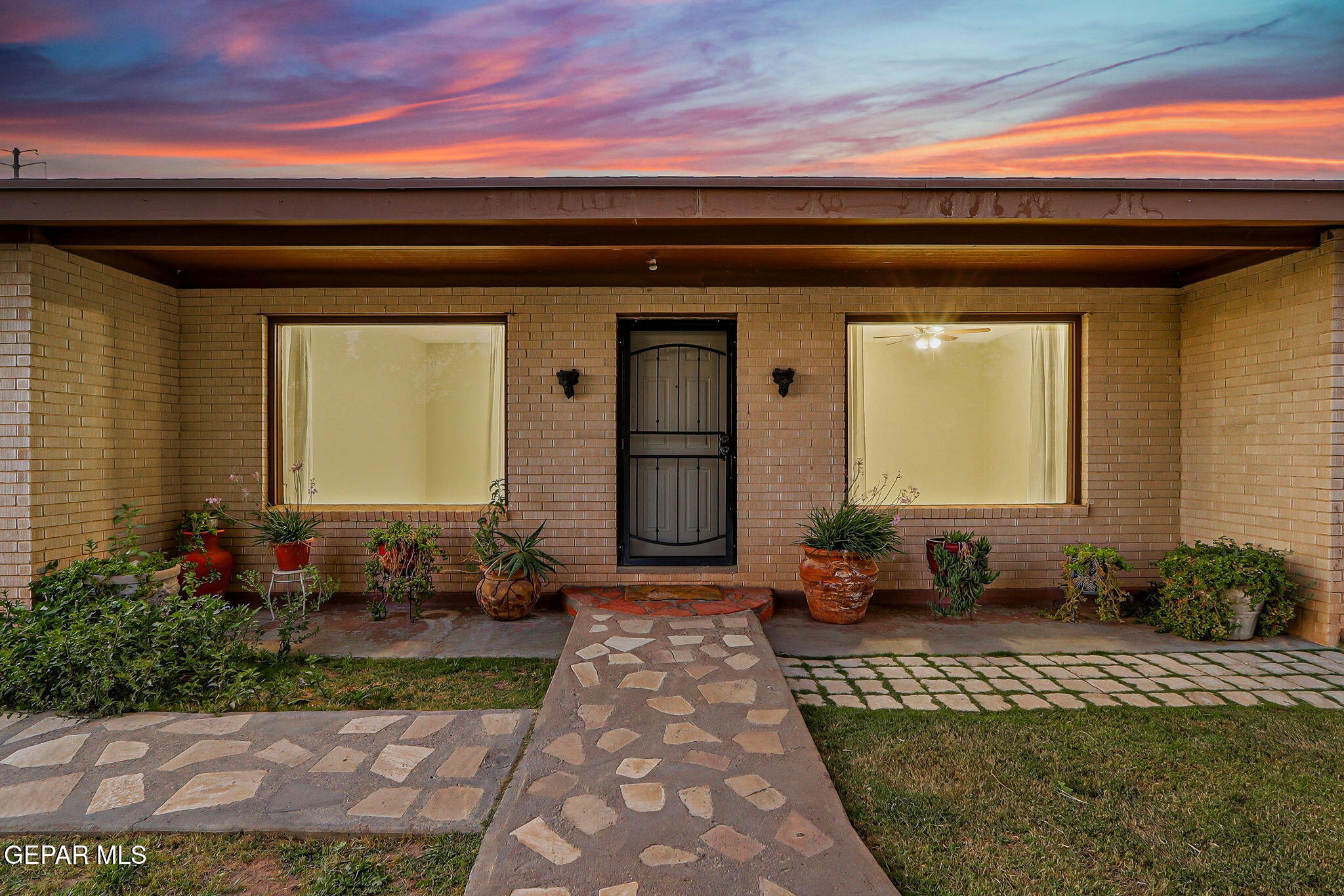 171 HOLGUIN Avenue, Vinton, TX 79821