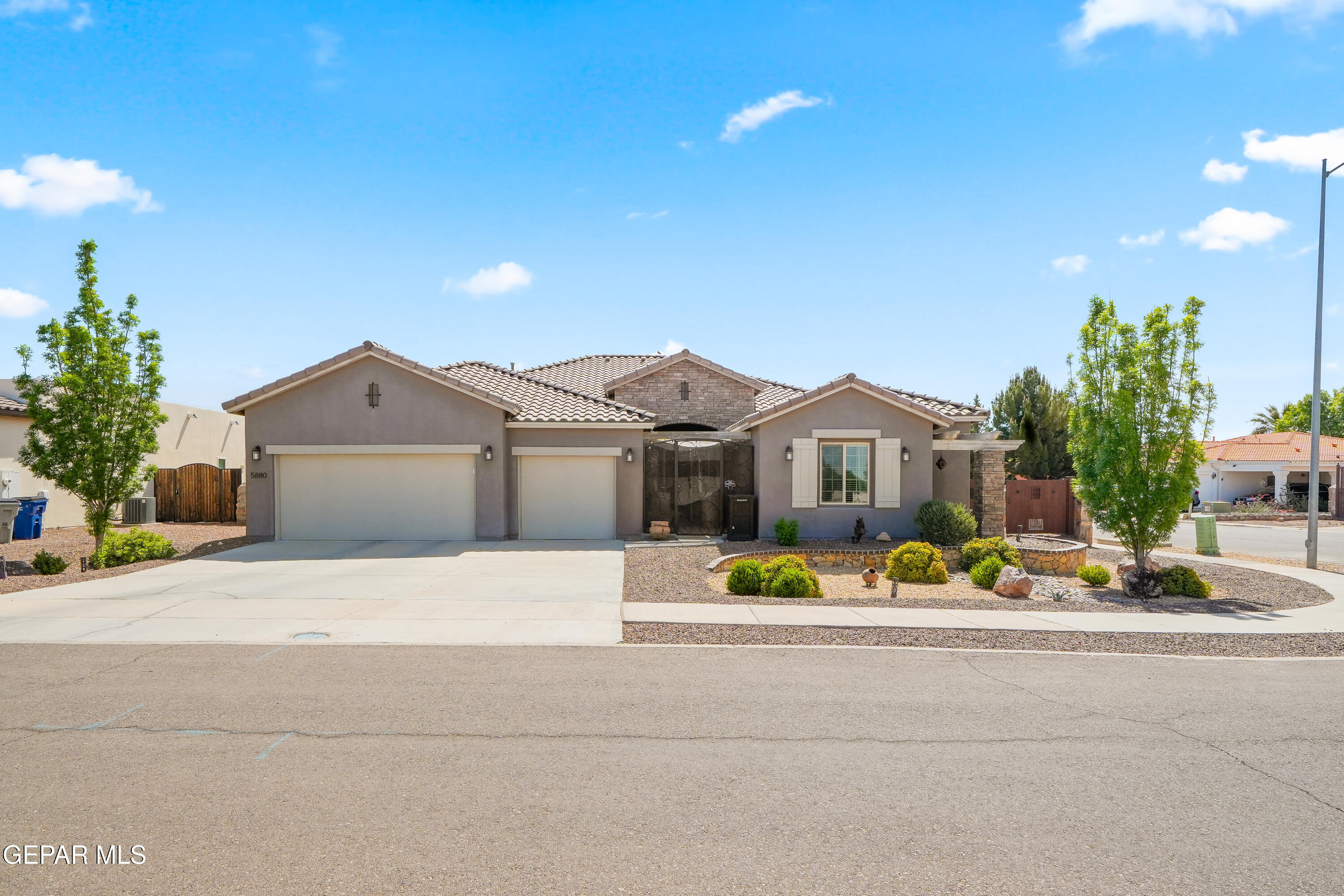 5880 VALLE DE PAZ Avenue, El Paso, TX 79932