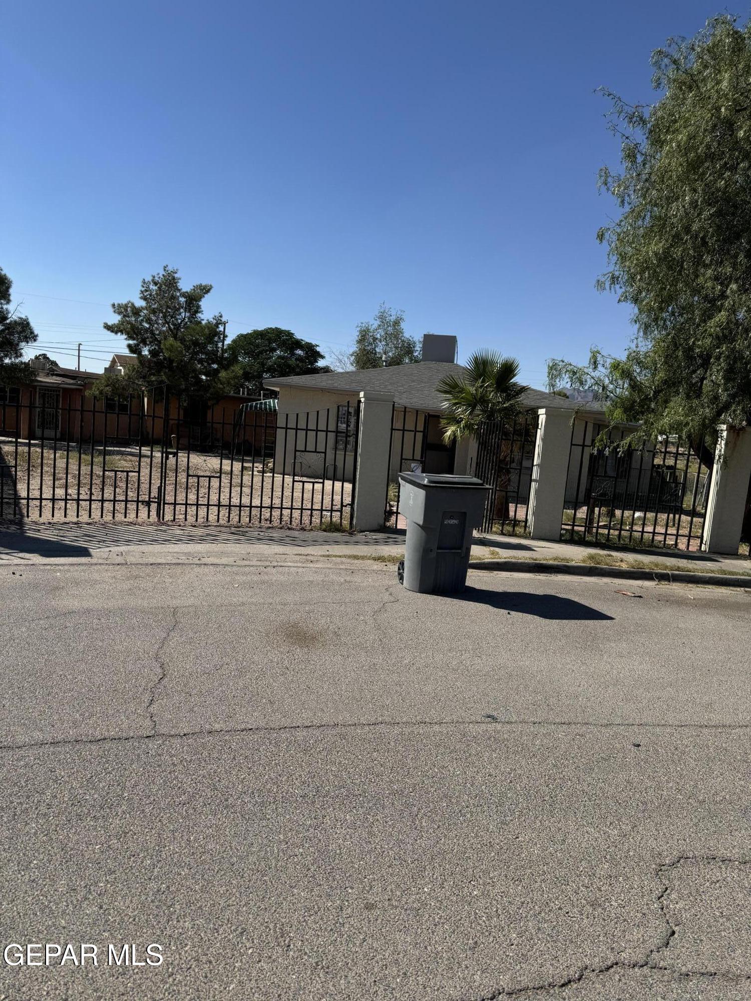 447 Chesak Circle, El Paso, TX 79905