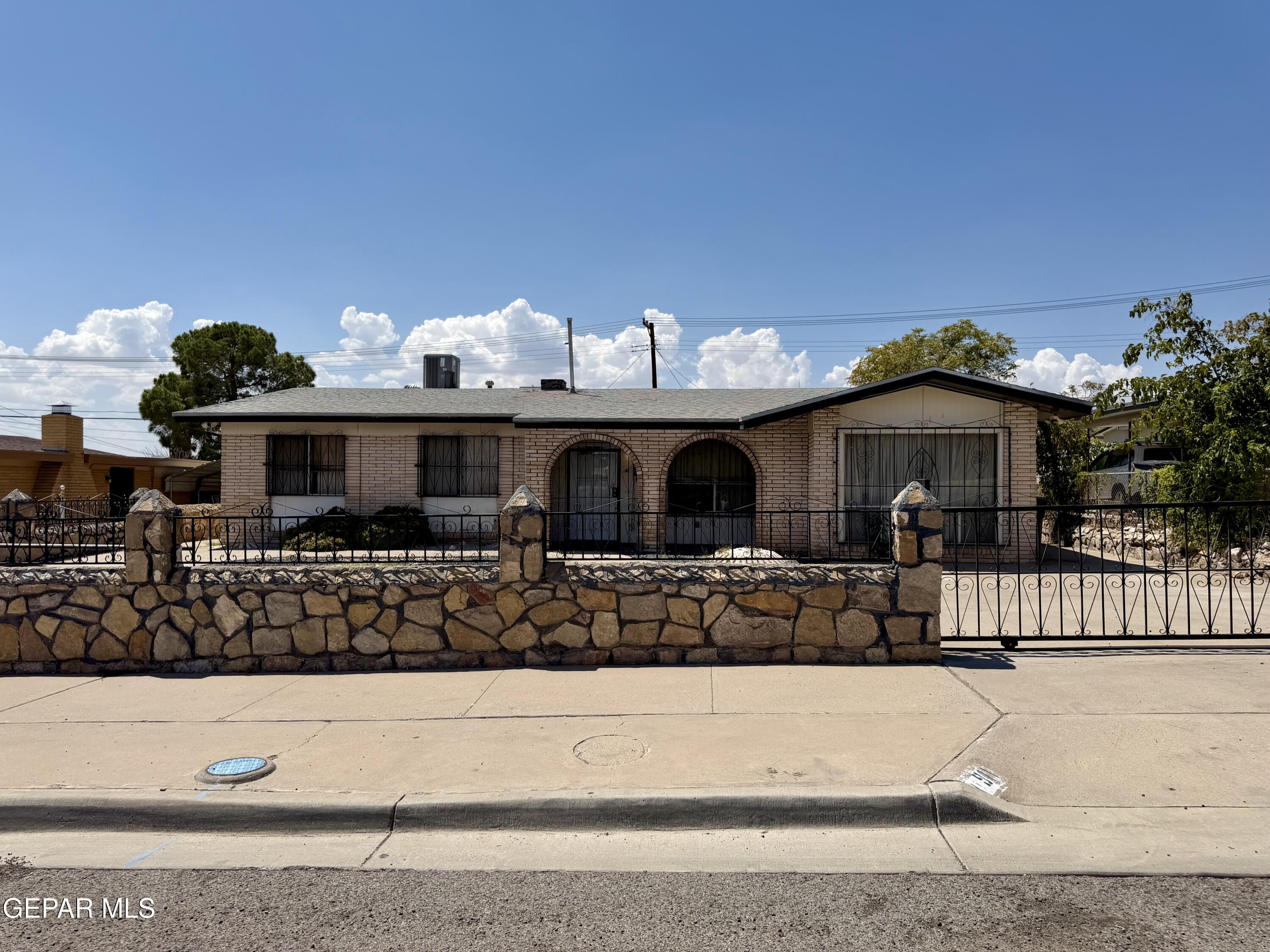 911 La Paz Drive, El Paso, TX 79915