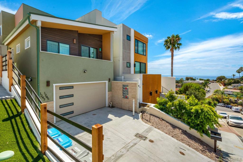 1243 1245 Van Nuys St.