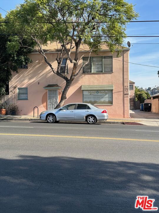 1816 Hillhurst Avenue