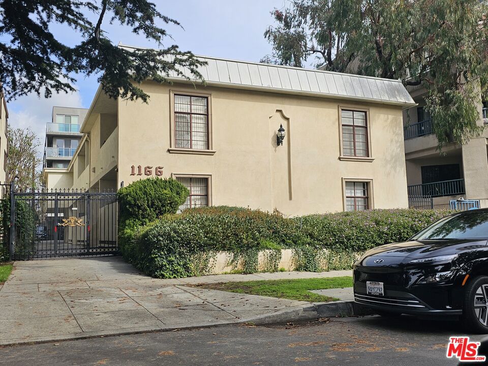 1166 Amherst Avenue 5