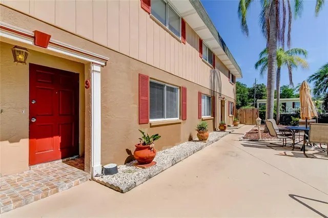 300 6TH STREET N W2