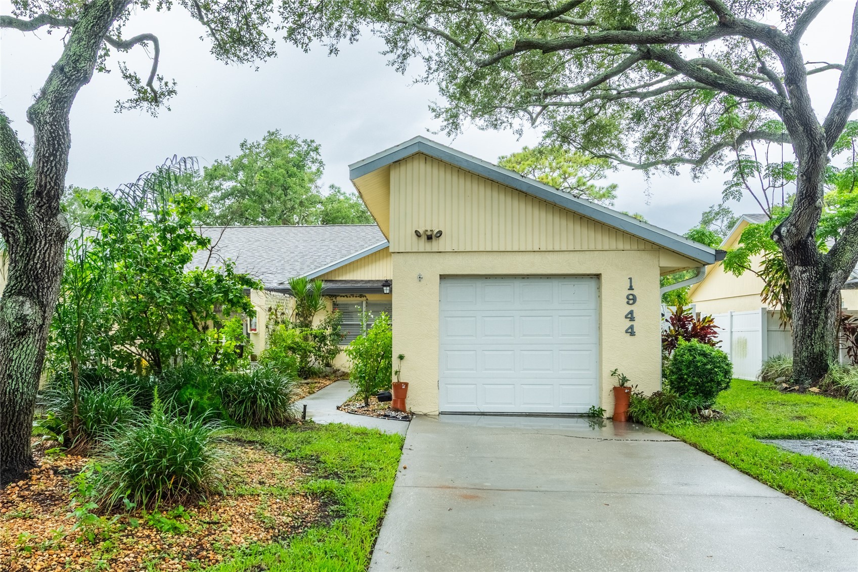1944 ELAINE DRIVE 1944