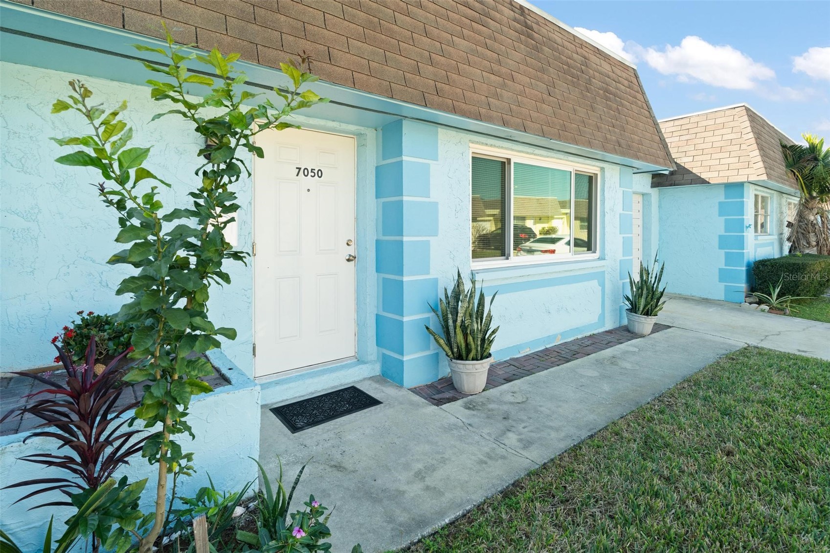 7050 VERSAILLES N