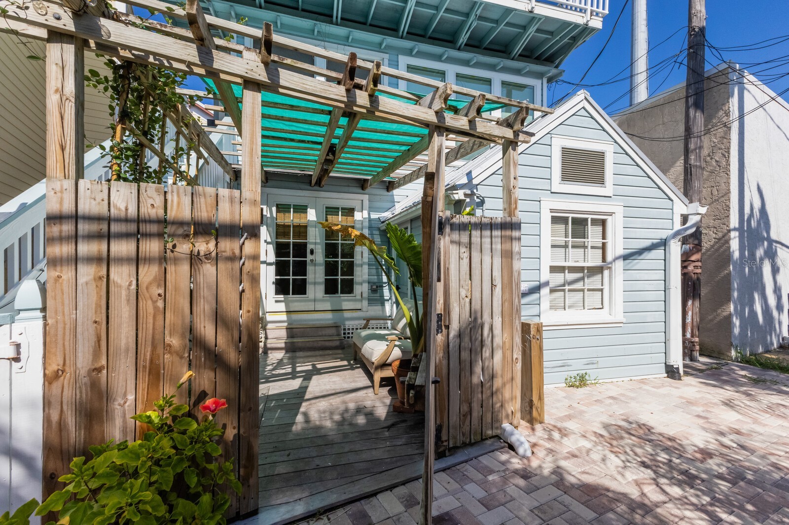 370 E RAILROAD AVENUE 1