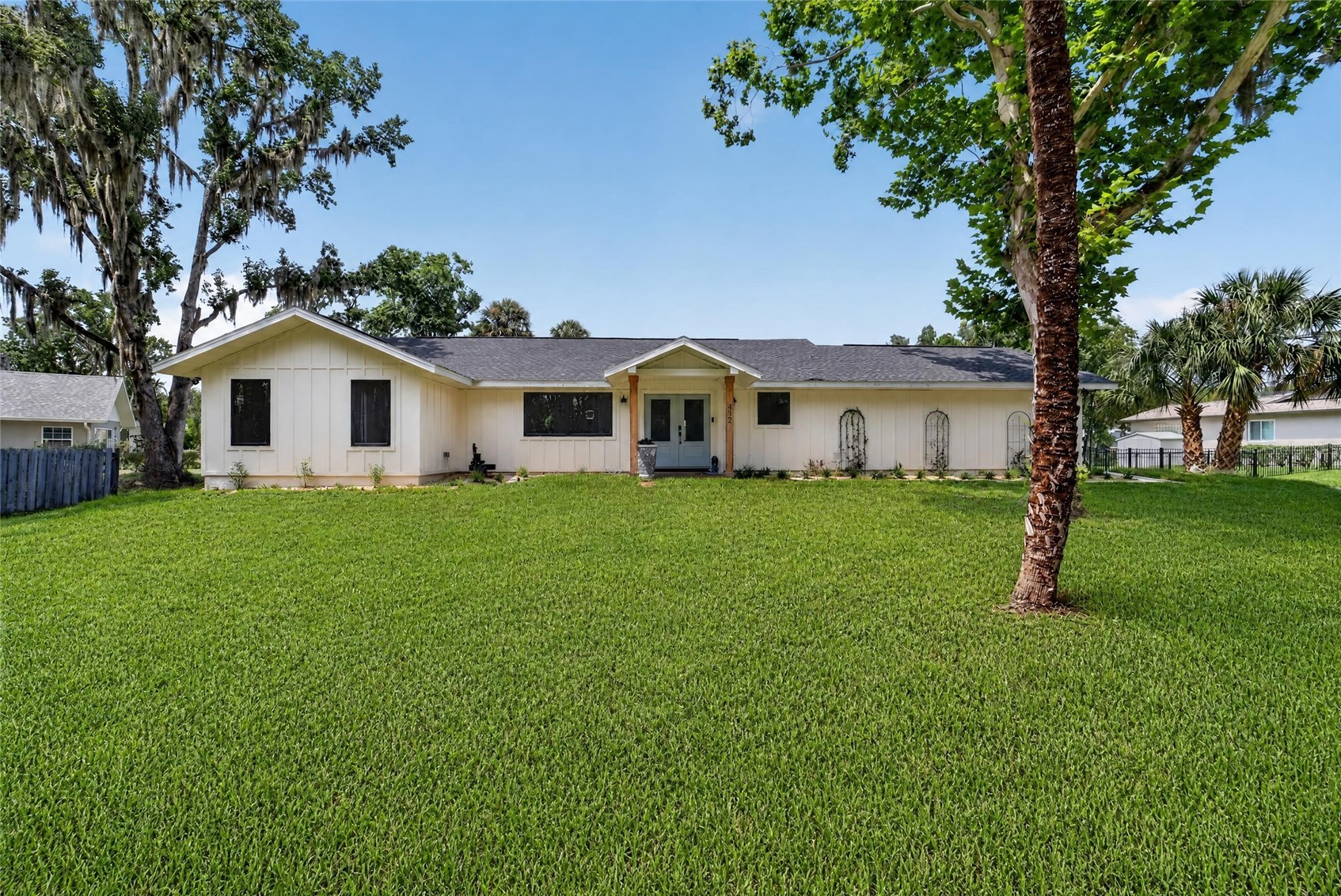 232 SE KINGS BAY DR