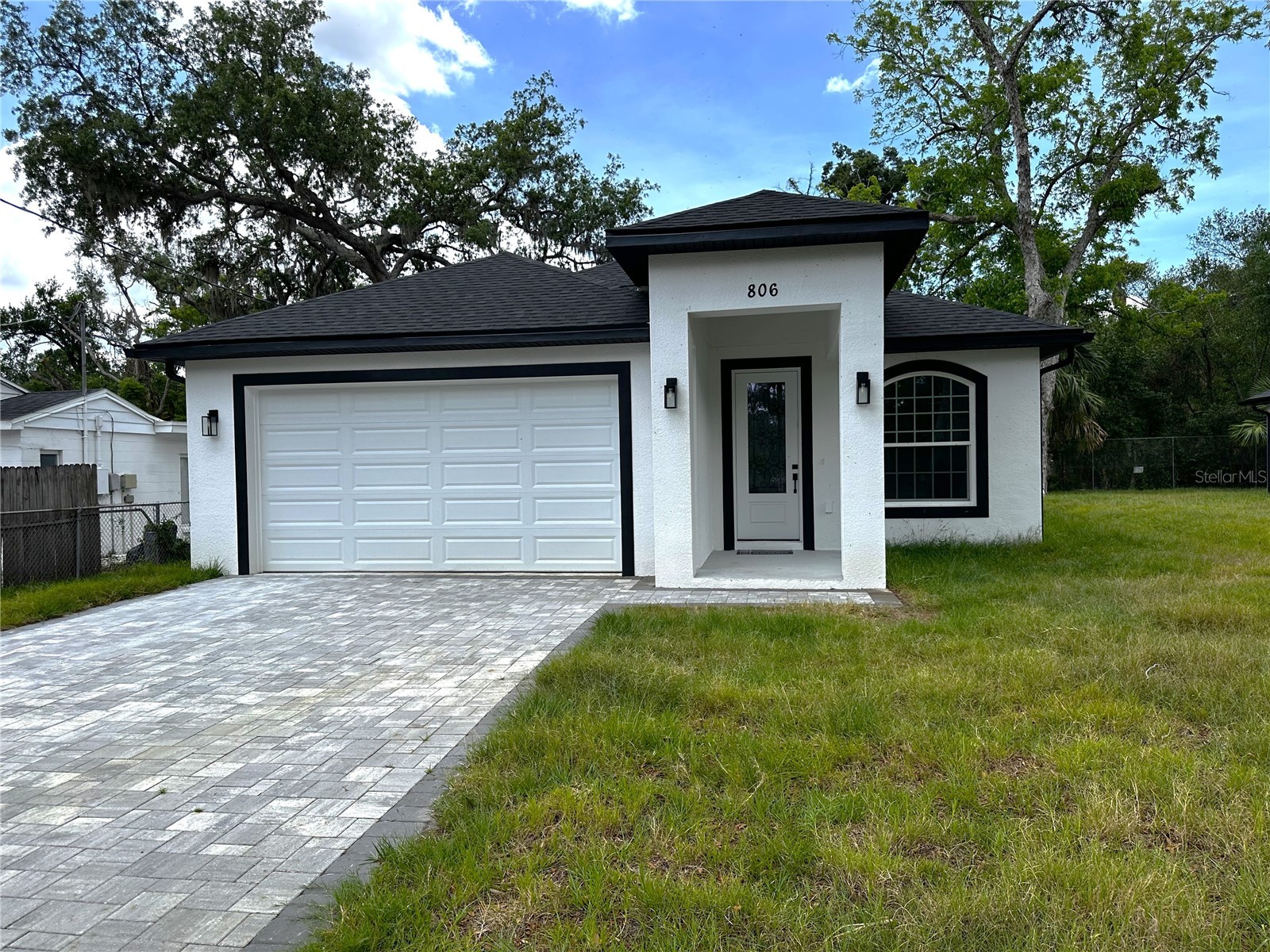 806 W LOWRY LANE