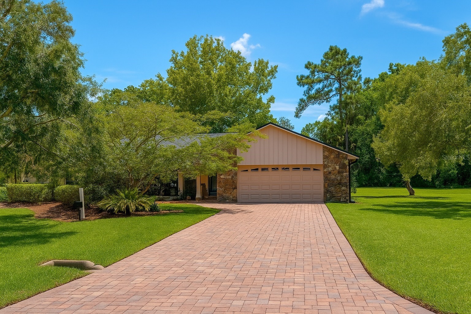 605 WATER OAK LANE