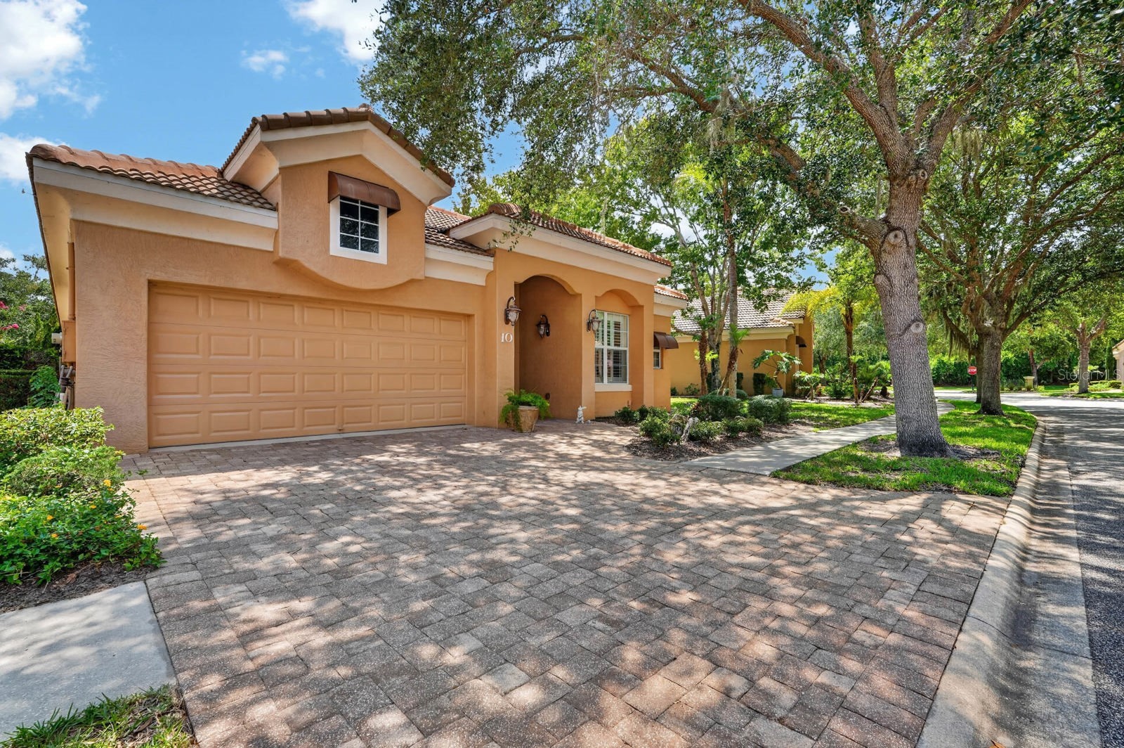 10 LAKESIDE WAY