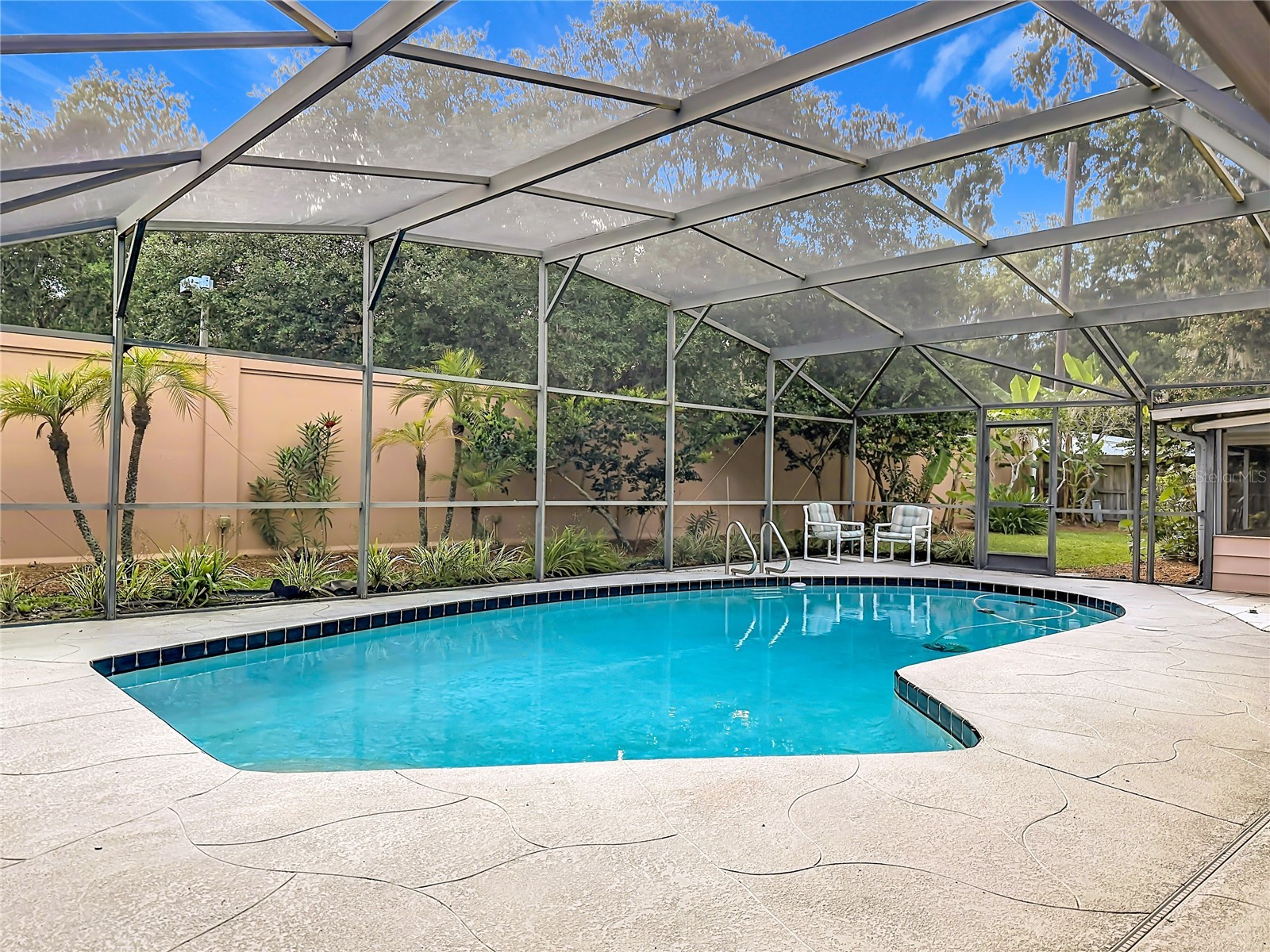 5020 THE OAKS CIRCLE