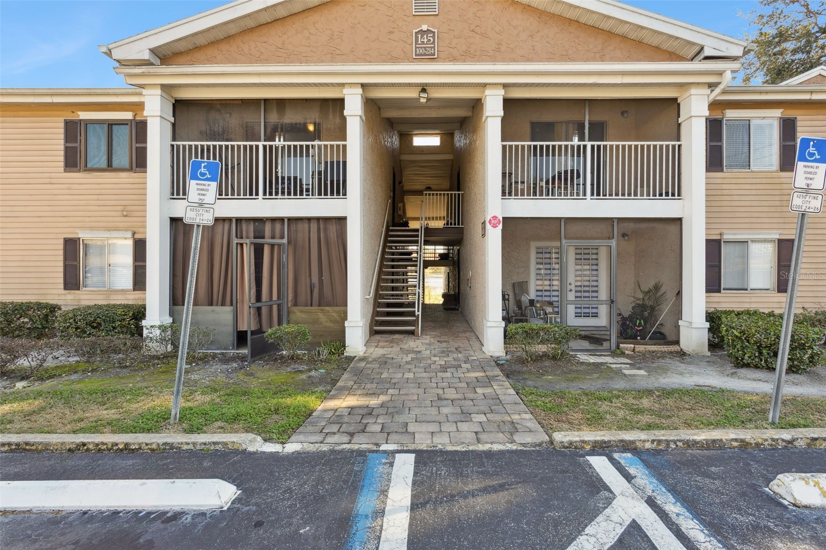 145 N PEARL LAKE CSWY 208