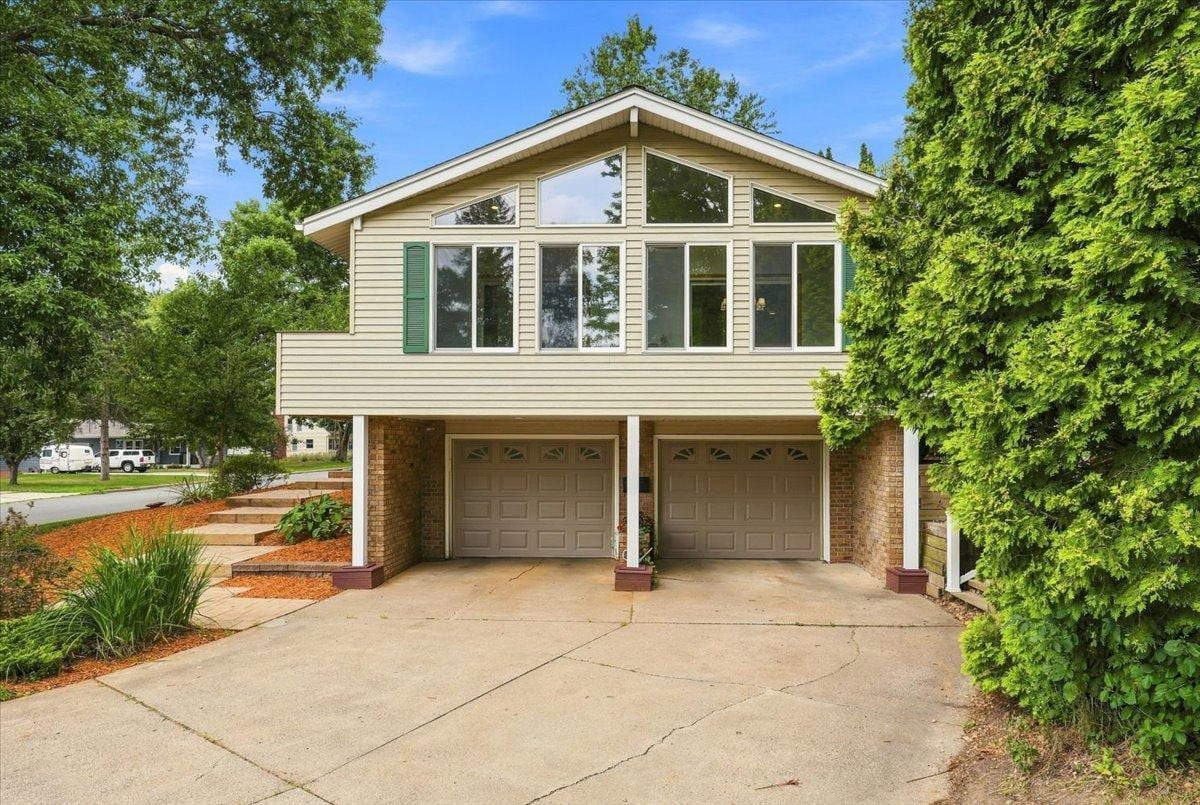 832 Bartosh Lane, River Falls, WI 54022