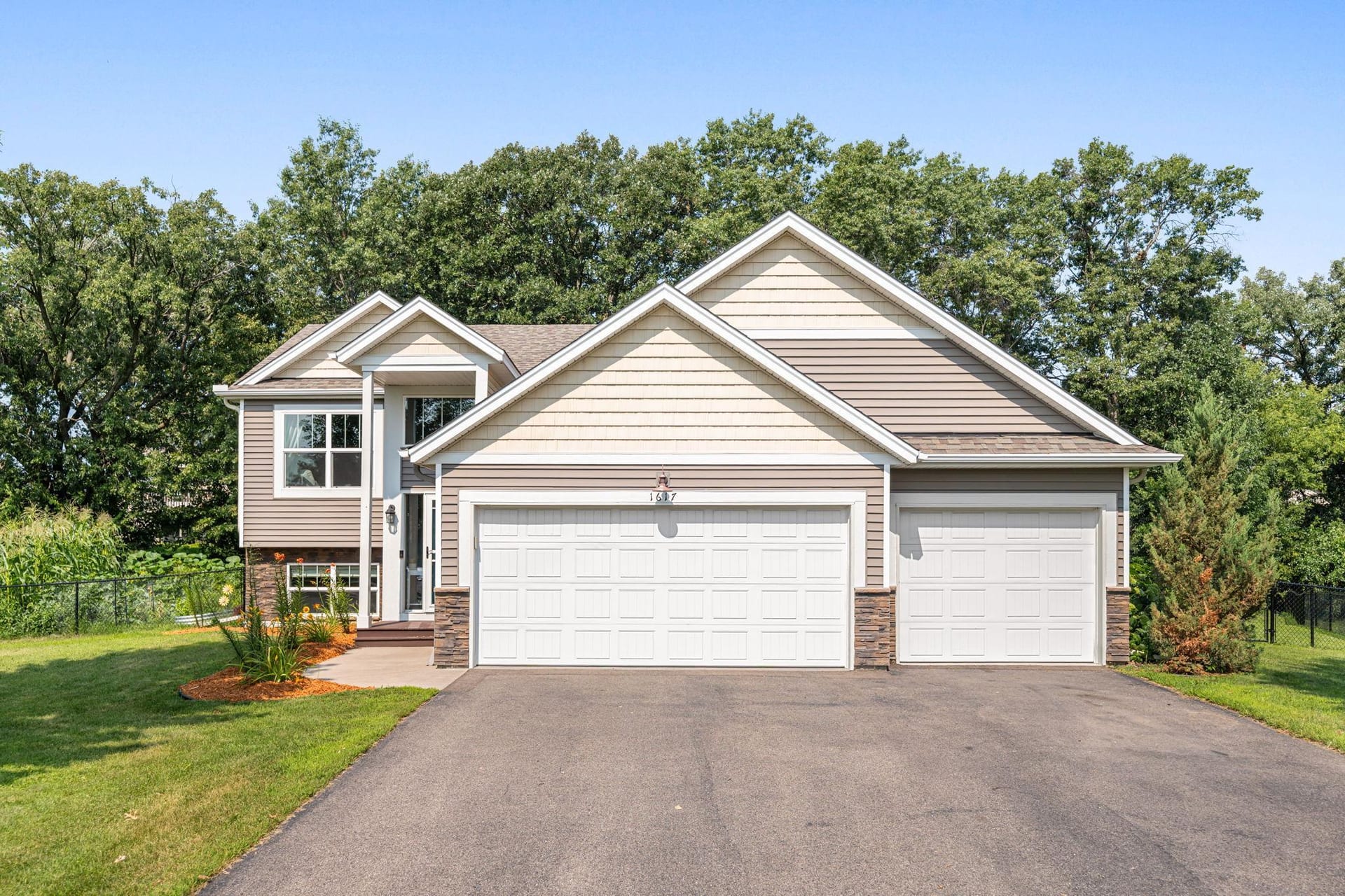 1617 129th Avenue NE, Blaine, MN 55449