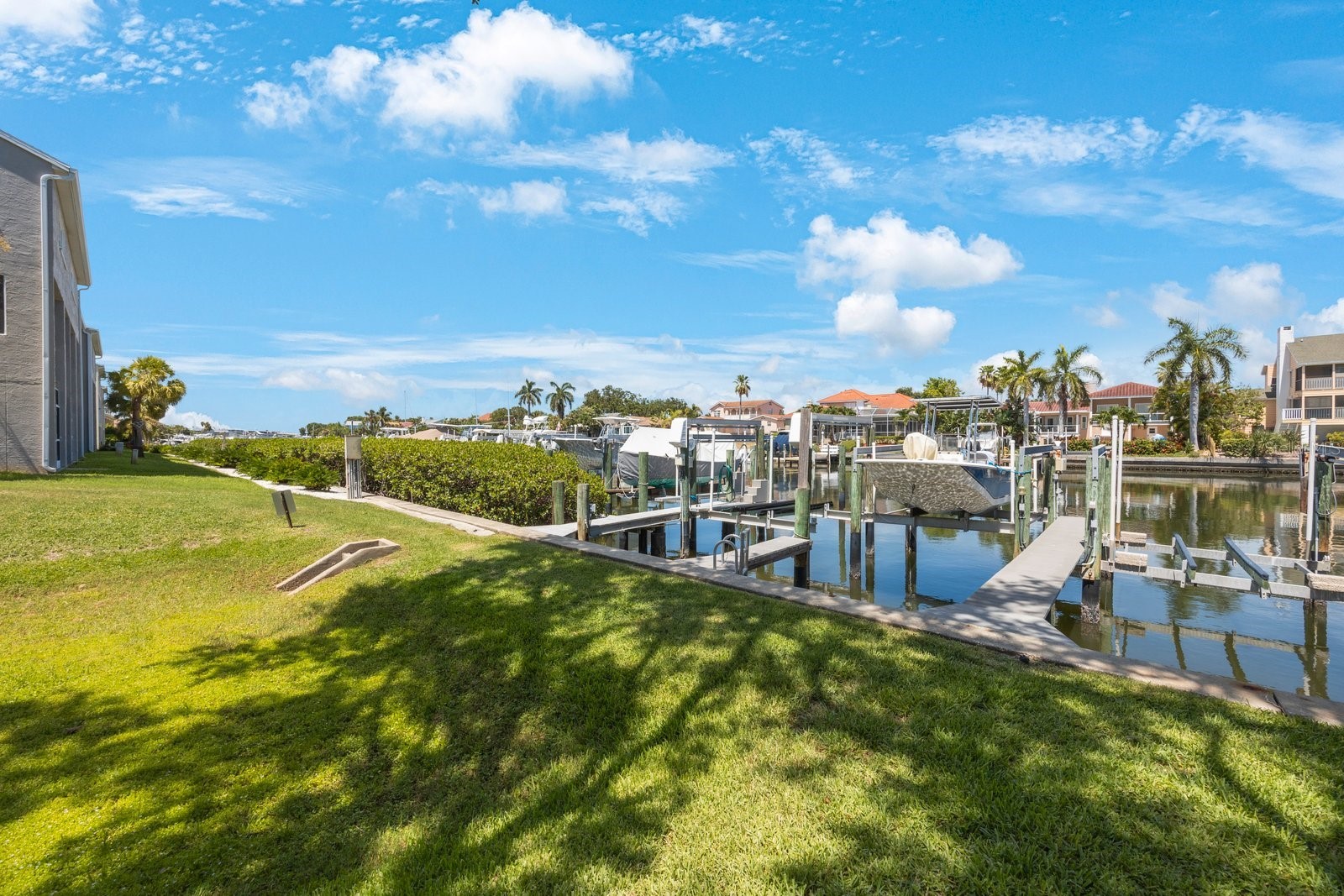 1125 PINELLAS BAYWAY S 305