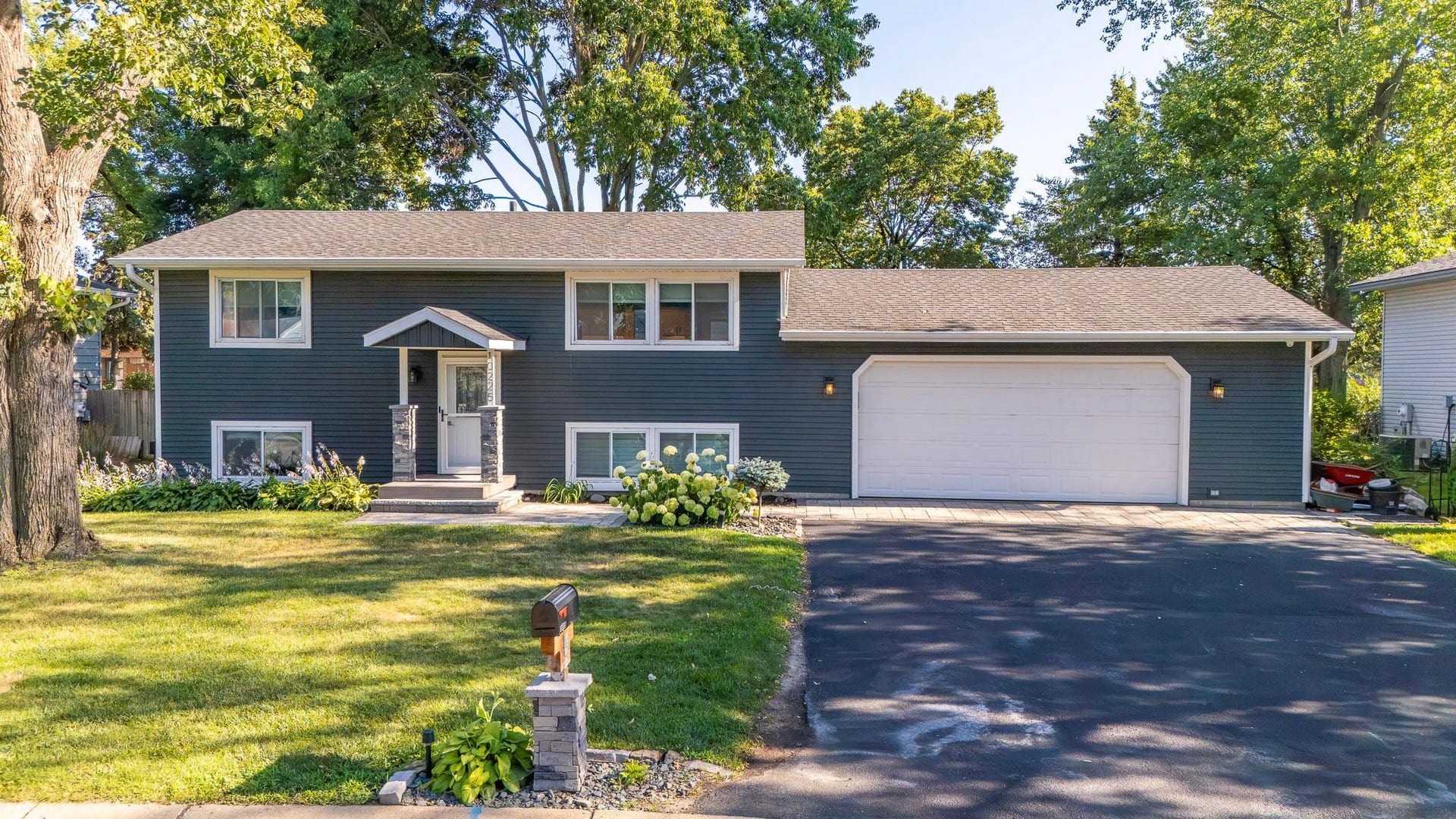 10225 99th Avenue N, Maple Grove, MN 55369