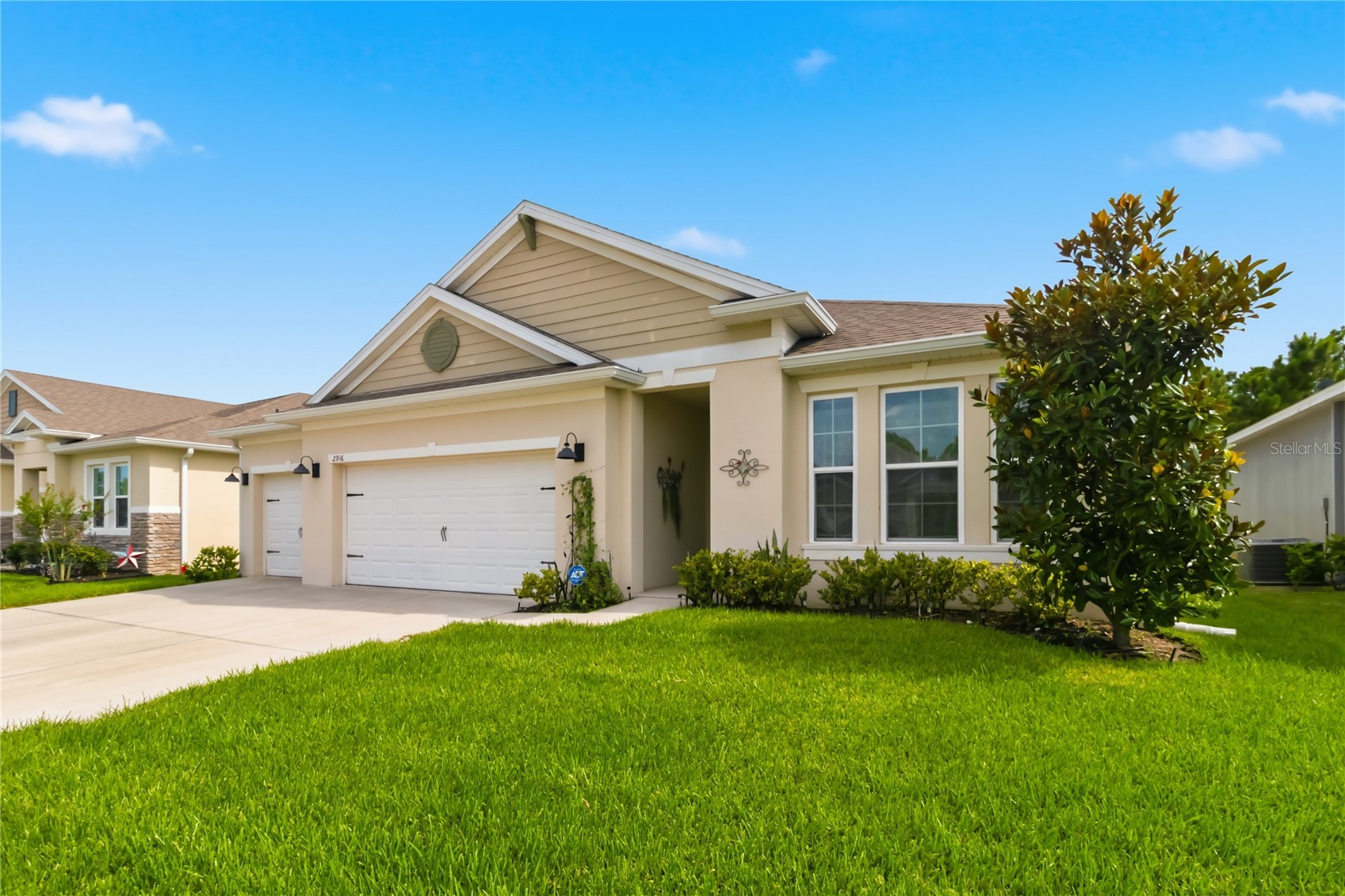 2916 HOODED CRANE COVE