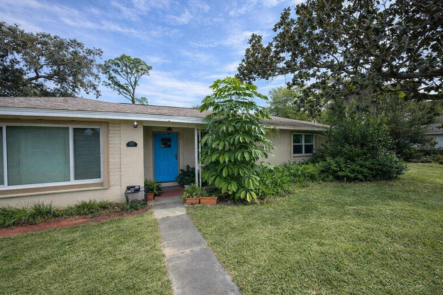 321 ROSLYN AVENUE