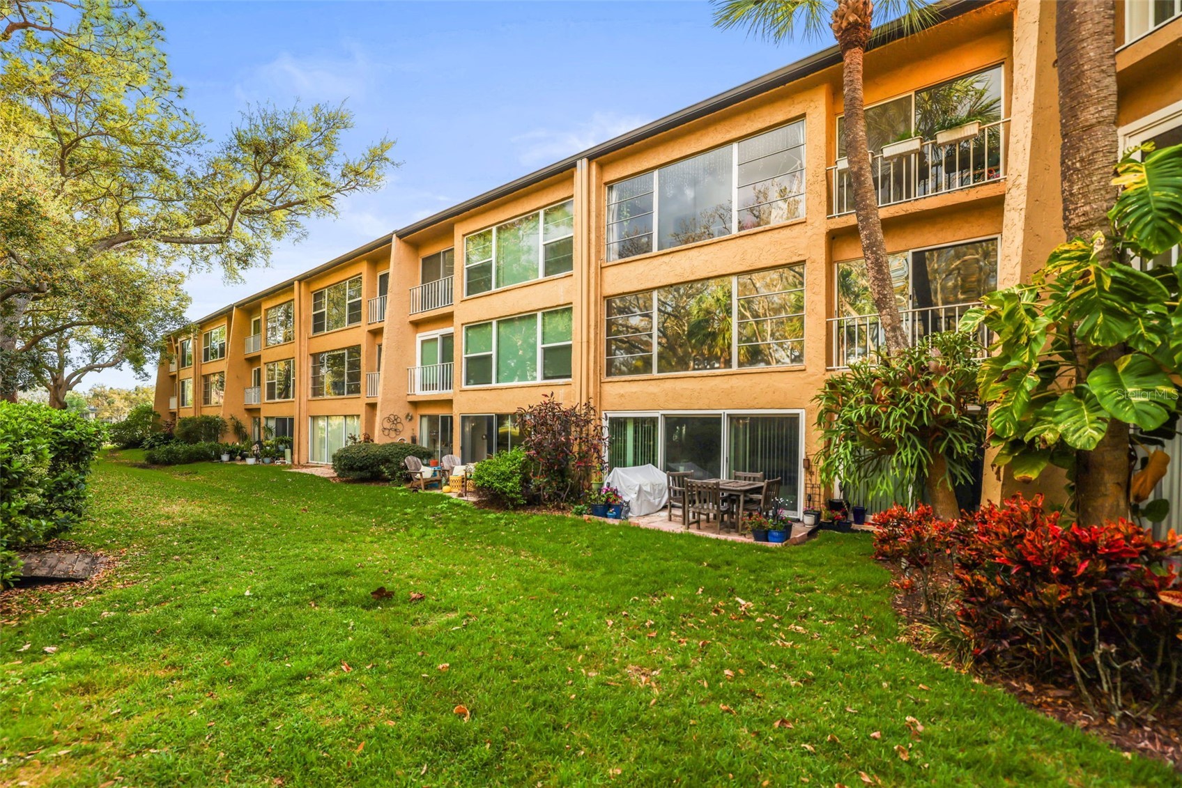 225 COUNTRY CLUB DRIVE D237