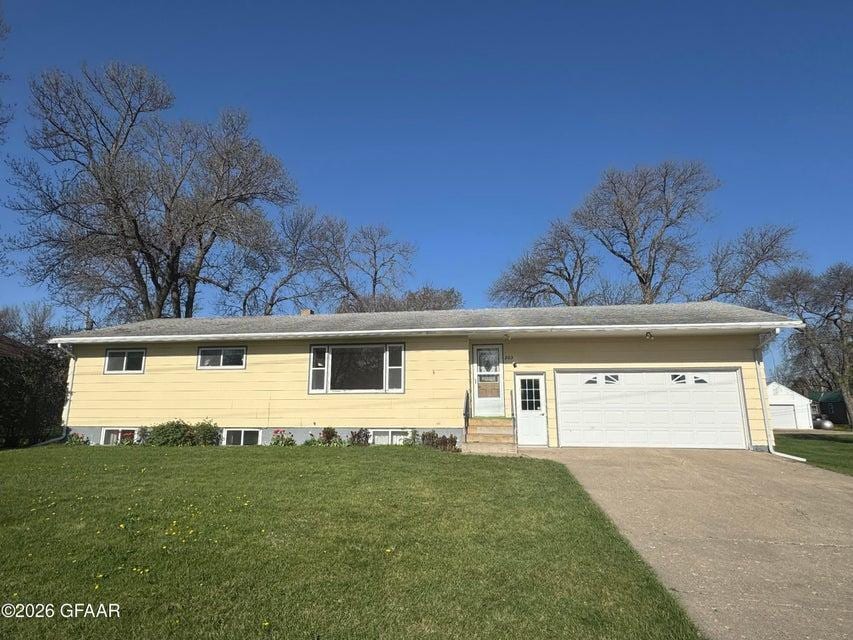 203 Park Ave, Finley, ND 58230