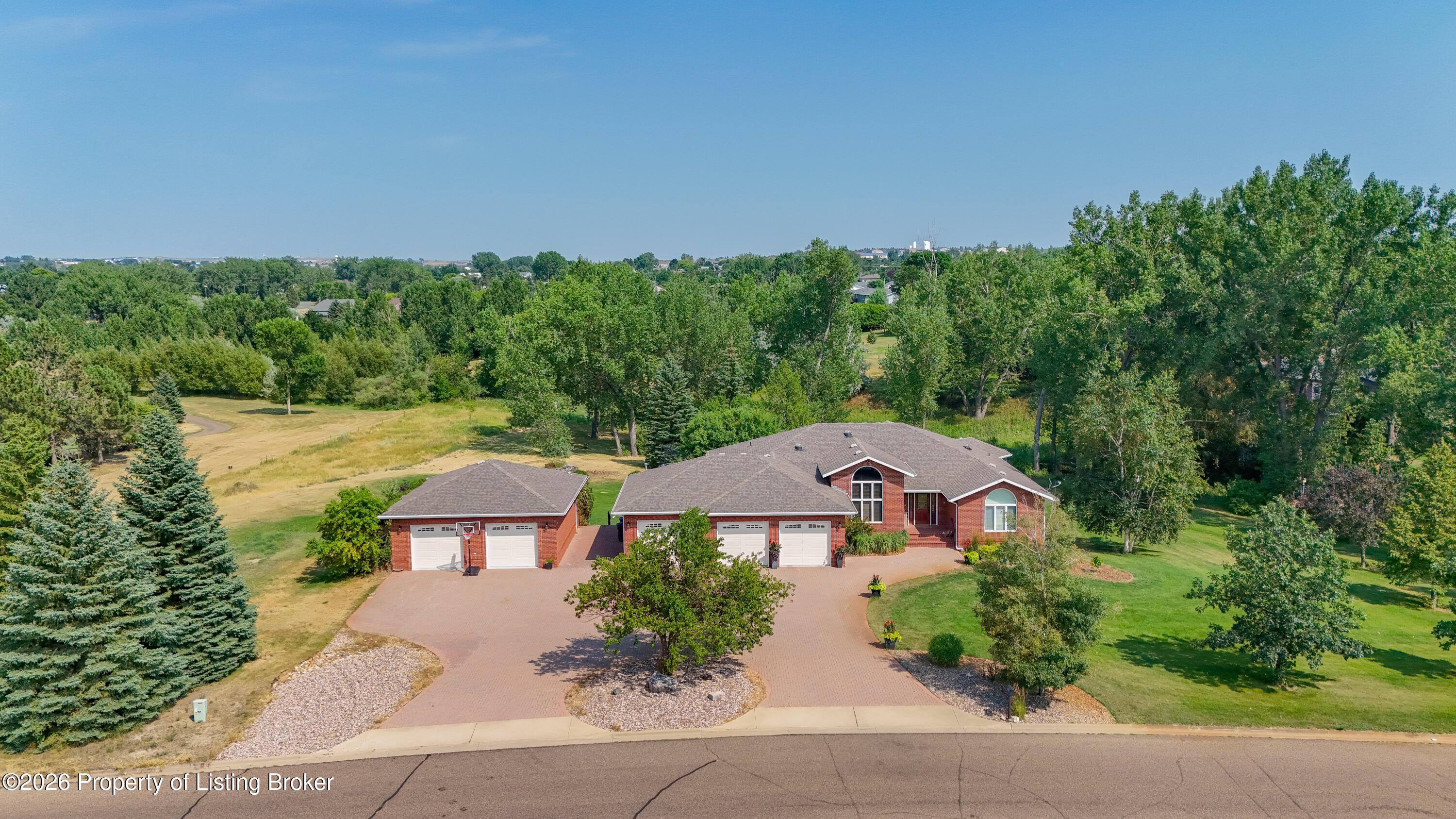 523 8th Avenue SW, Dickinson, ND 58601