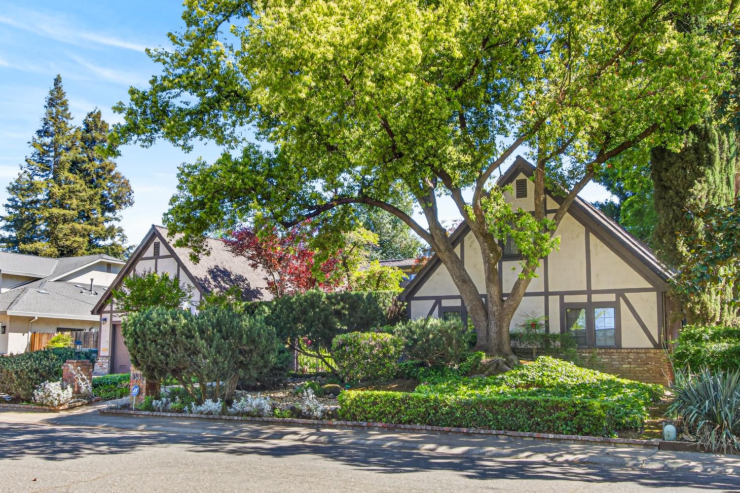 9818 Mira Del Rio Dr, Sacramento, CA 95827-1323