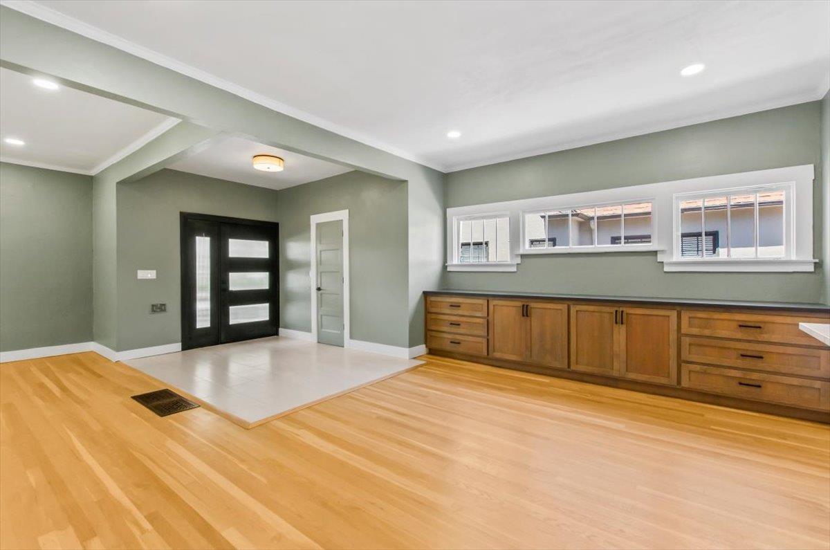 1045 35th St, Sacramento, CA 95816-5301